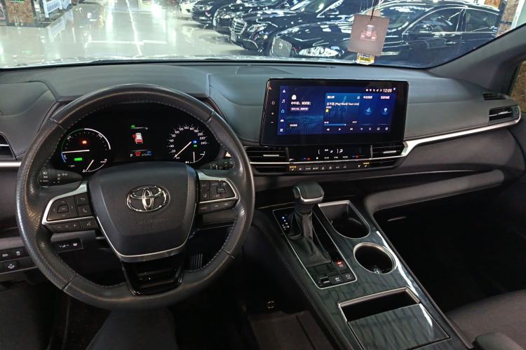 Used Toyota Sienna 2023 2.5L Hybrid Deluxe Edition