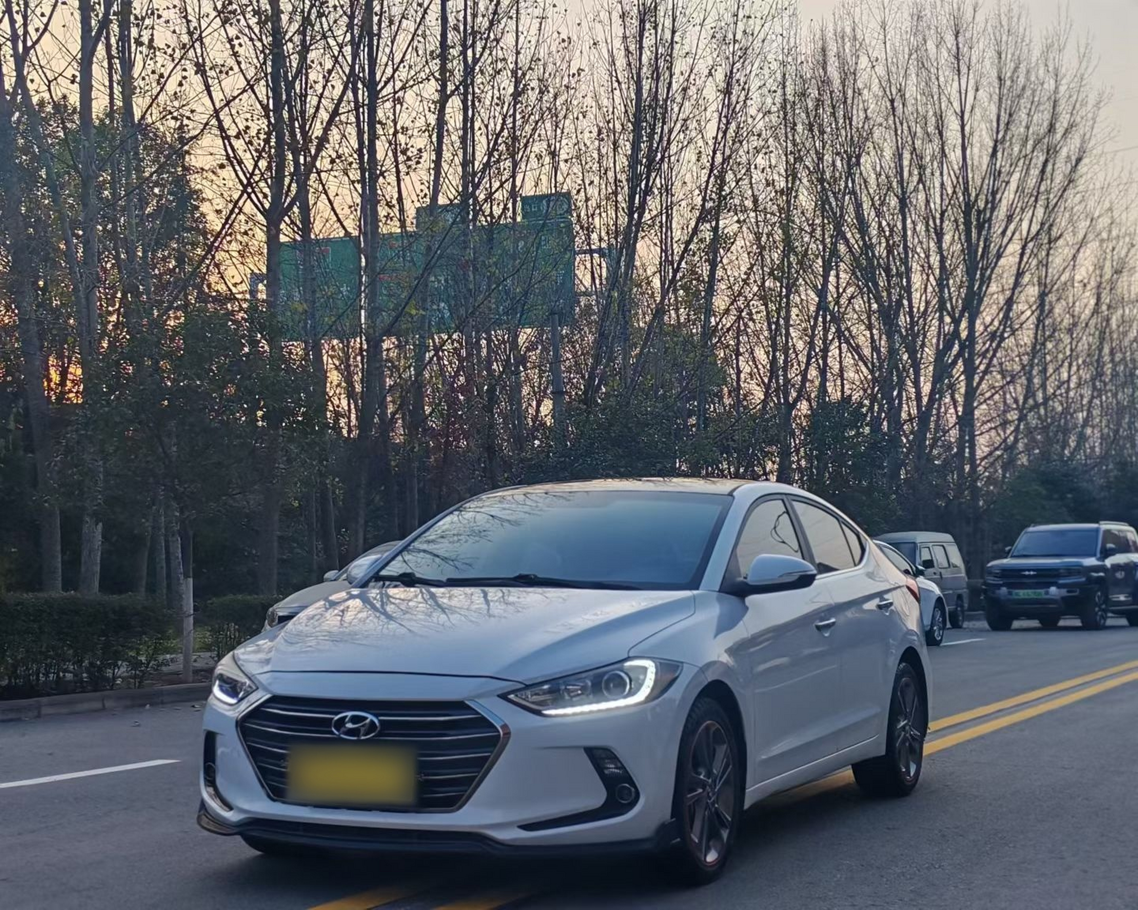 Под передней частью автомобиля