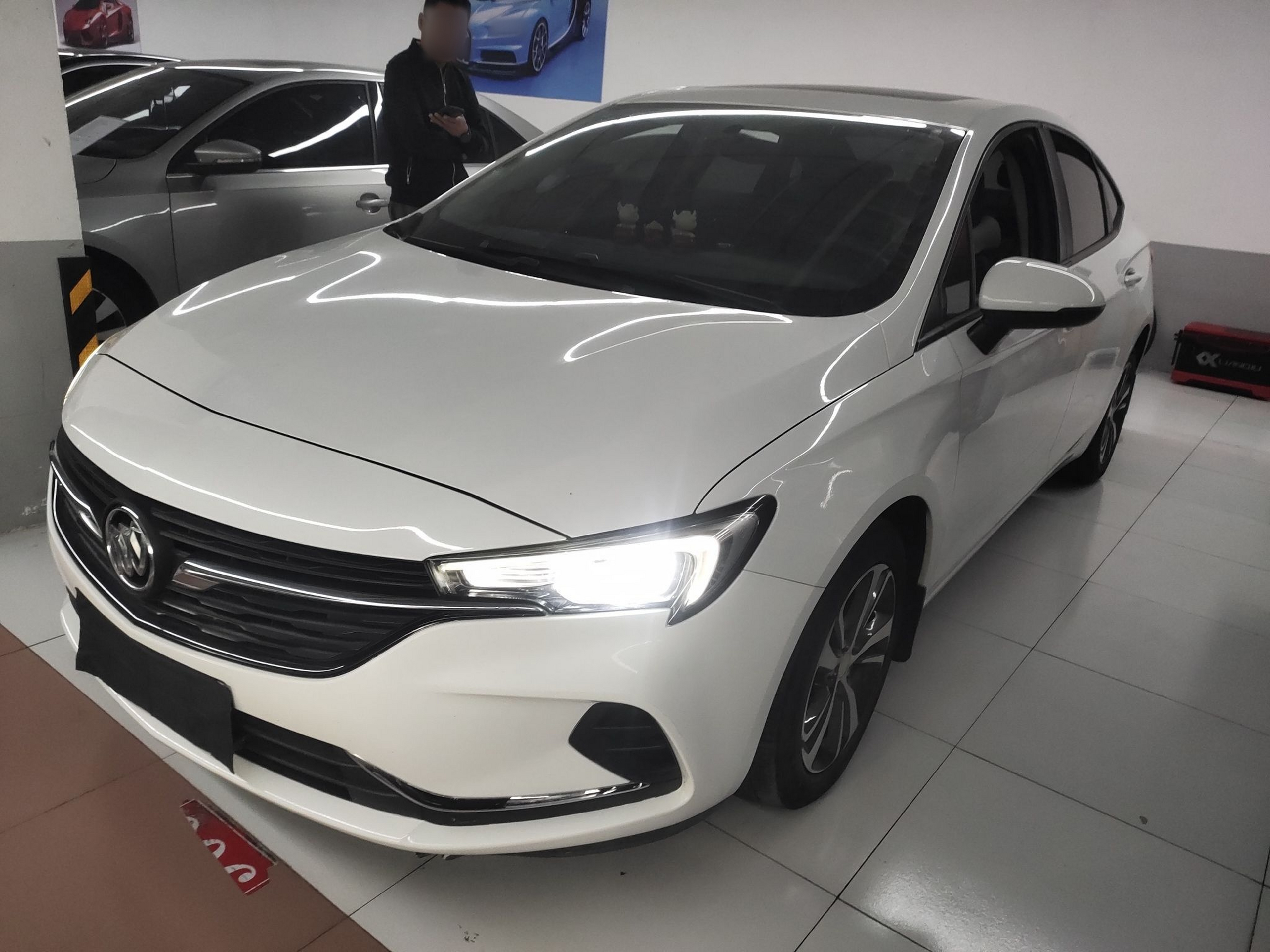 تحت مقدمة السيارة