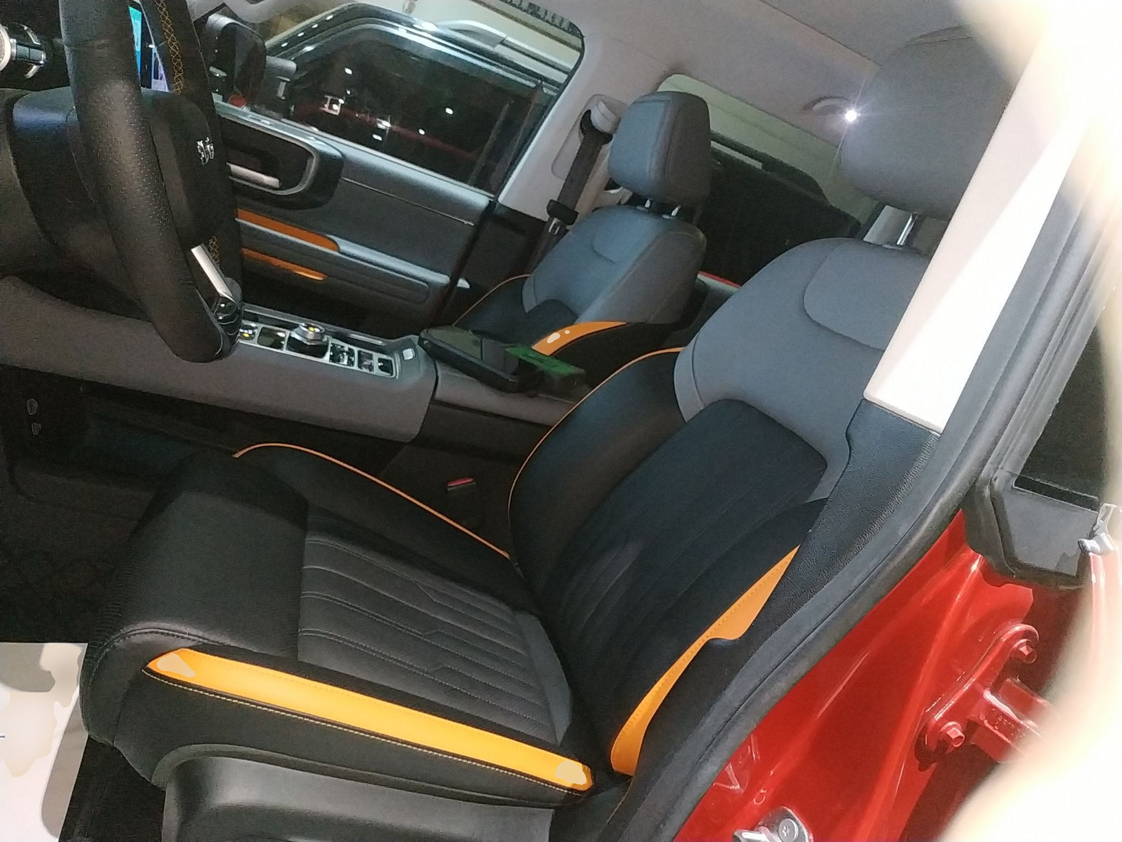 المقاعد الأمامية داخل السيارة