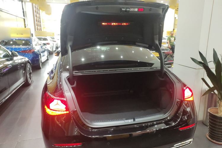 Used Mercedes-Benz E-Class 2025 Facelift E 300 L Luxury Edition
