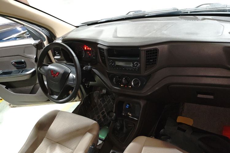 Used Wuling Hongguang V 2022 1.5L Jingqu Edition Enclosed-Window Vehicle with Electric Power Steering LAR