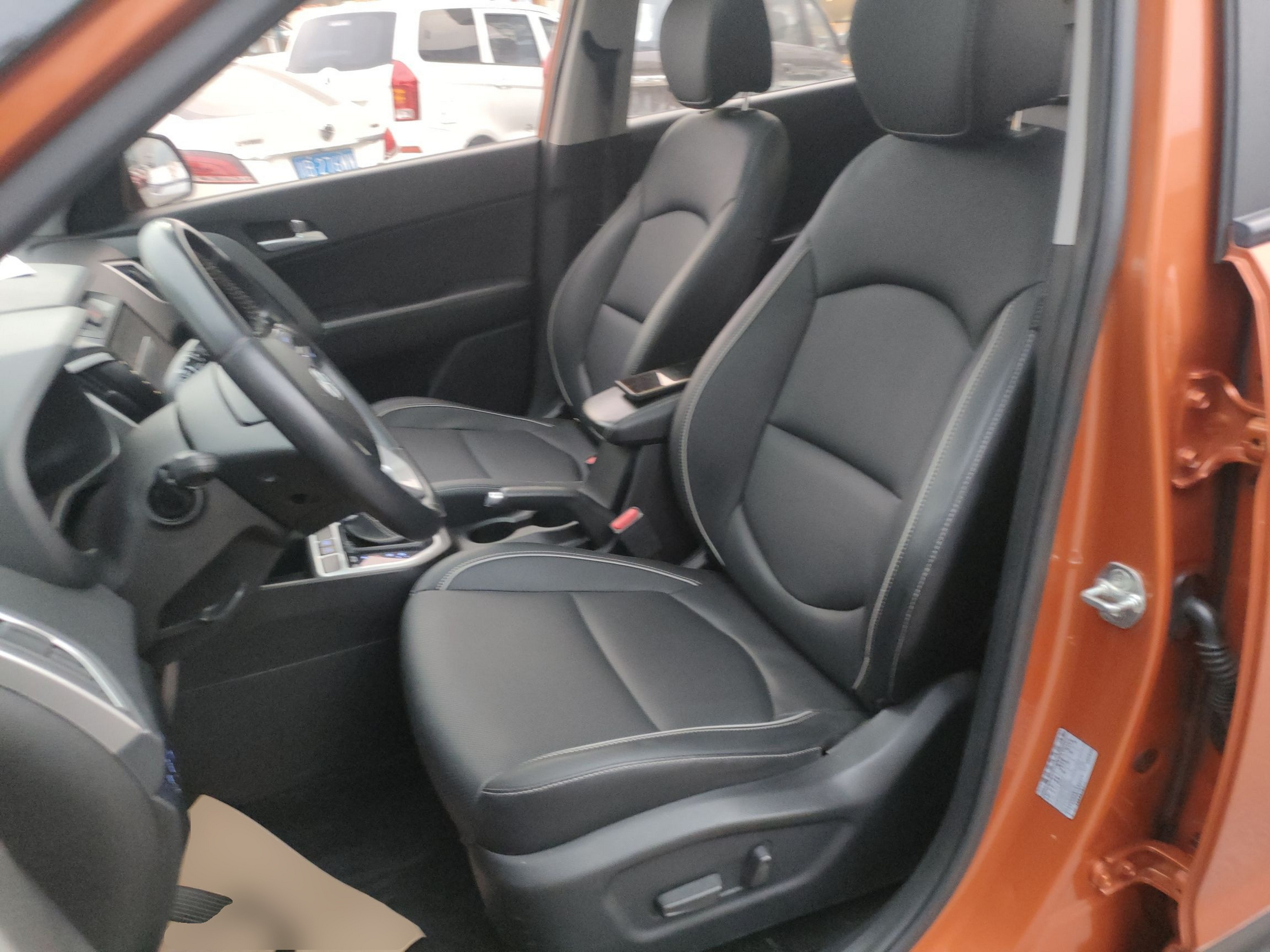 المقاعد الأمامية داخل السيارة