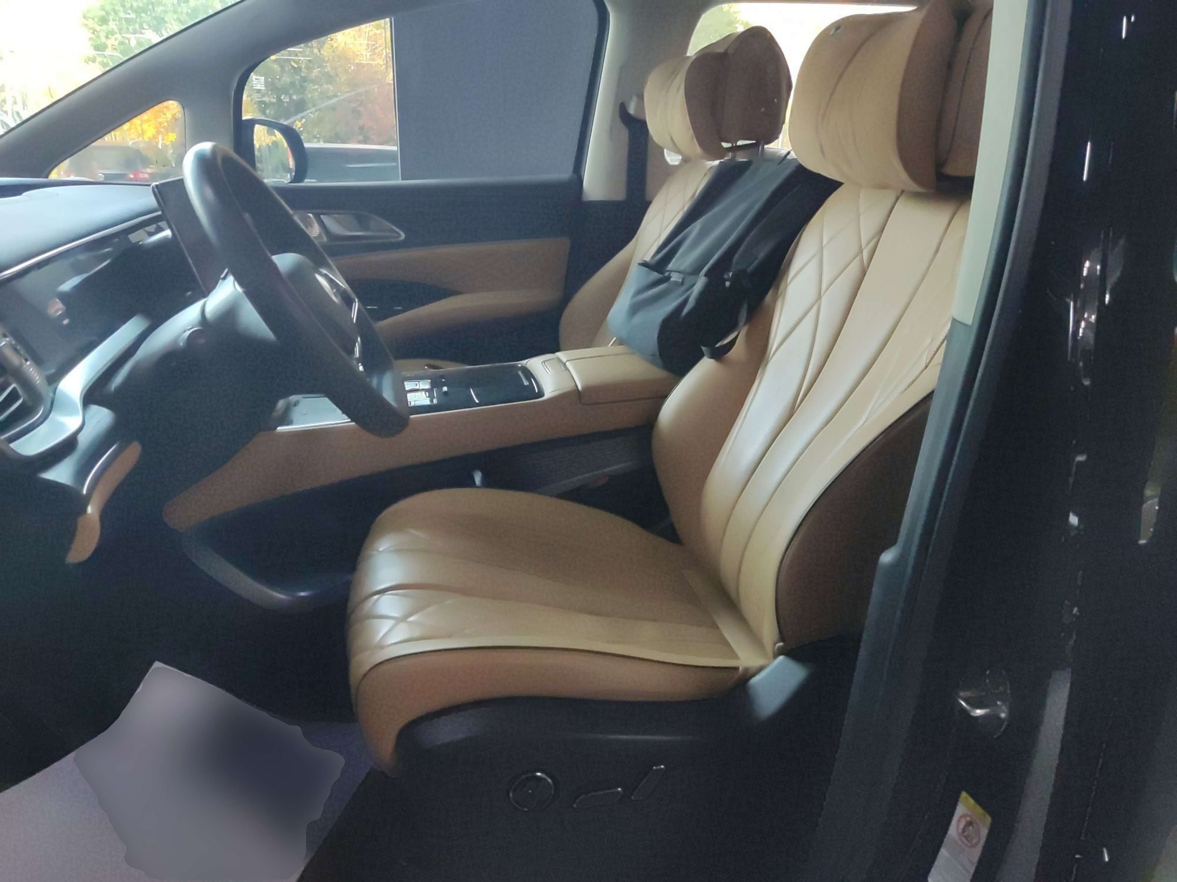 المقاعد الأمامية داخل السيارة