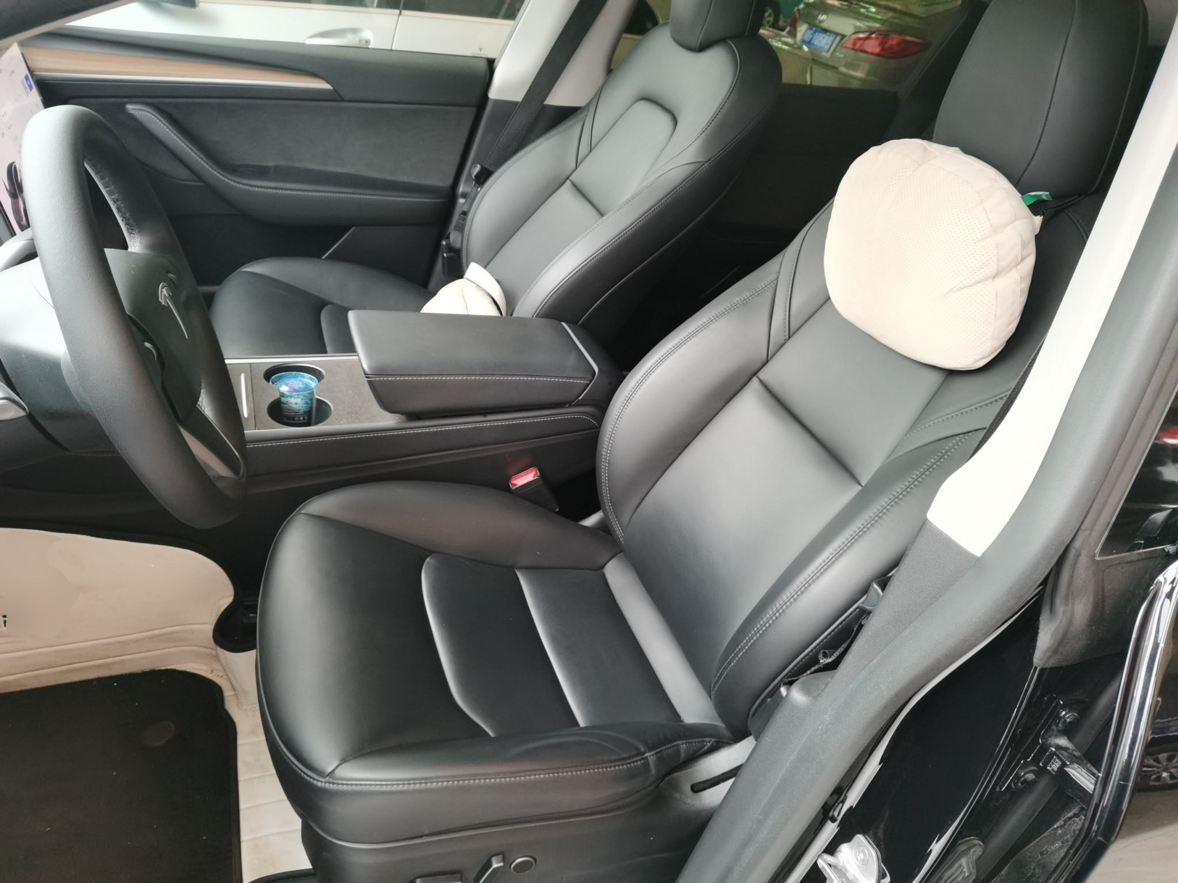 Переднее сиденье в автомобиле