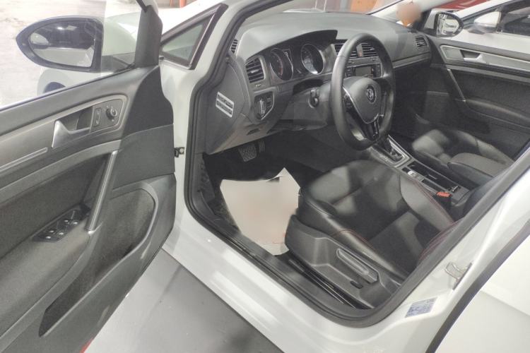 Used Volkswagen Golf 2016 230TSI Automatic Comfort Version
