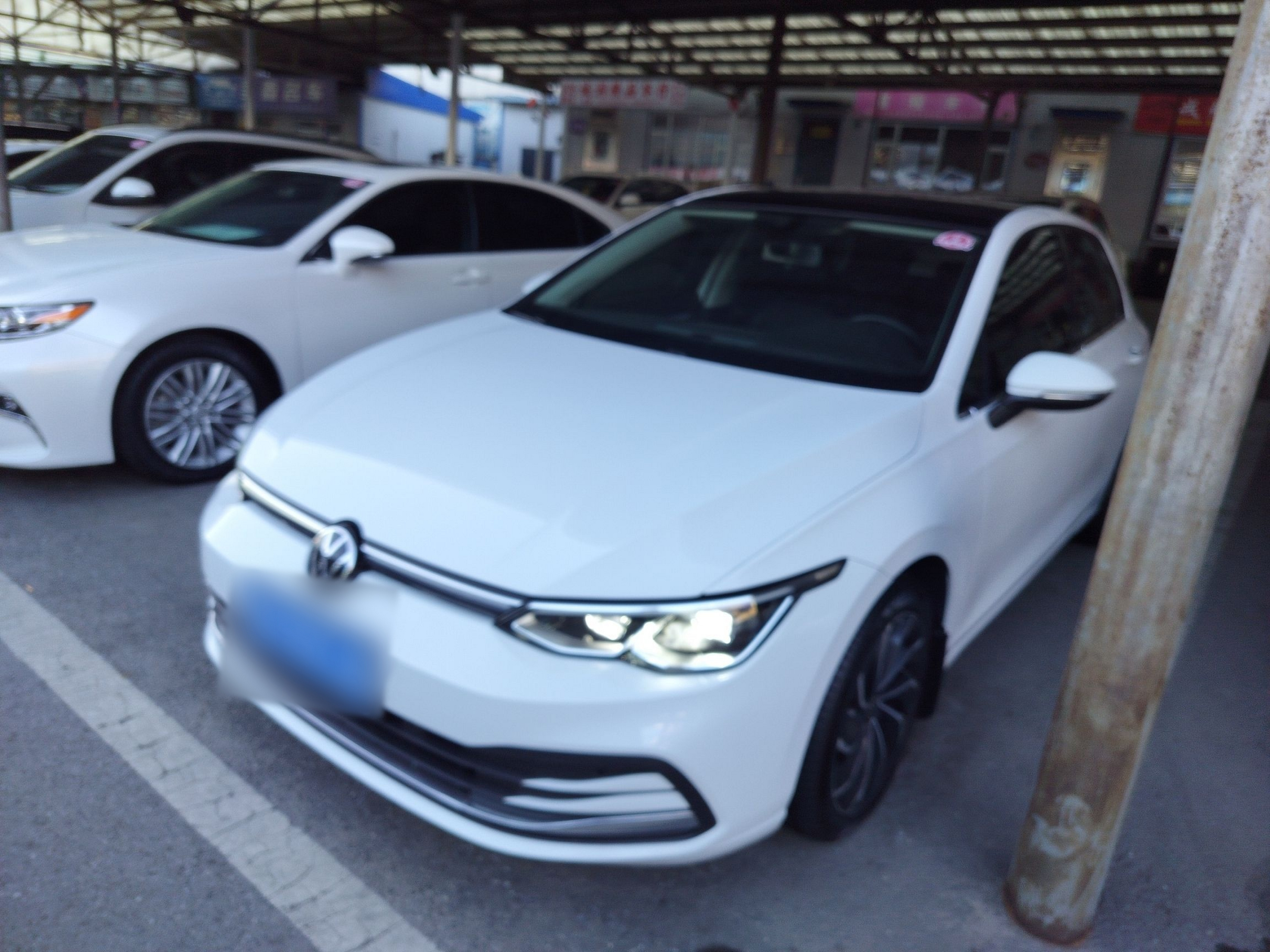 تحت مقدمة السيارة