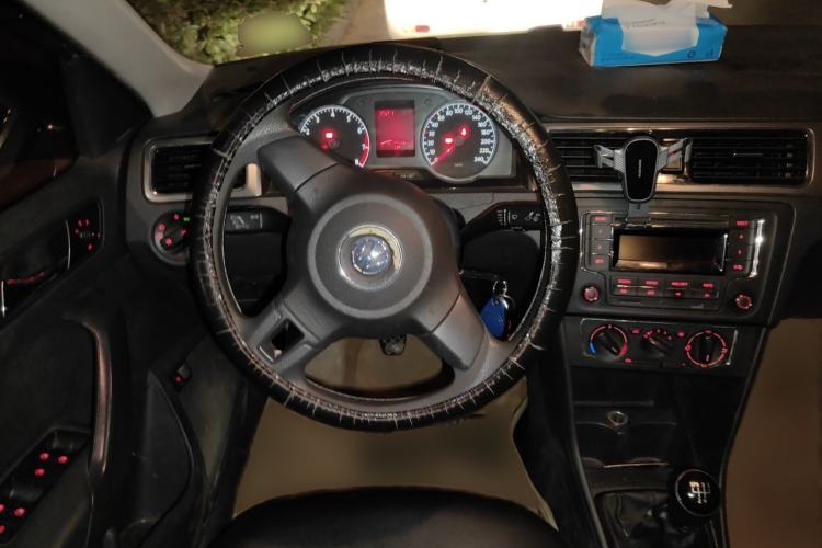 Used Volkswagen Santana 2015 1.6L Manual Comfort Edition
