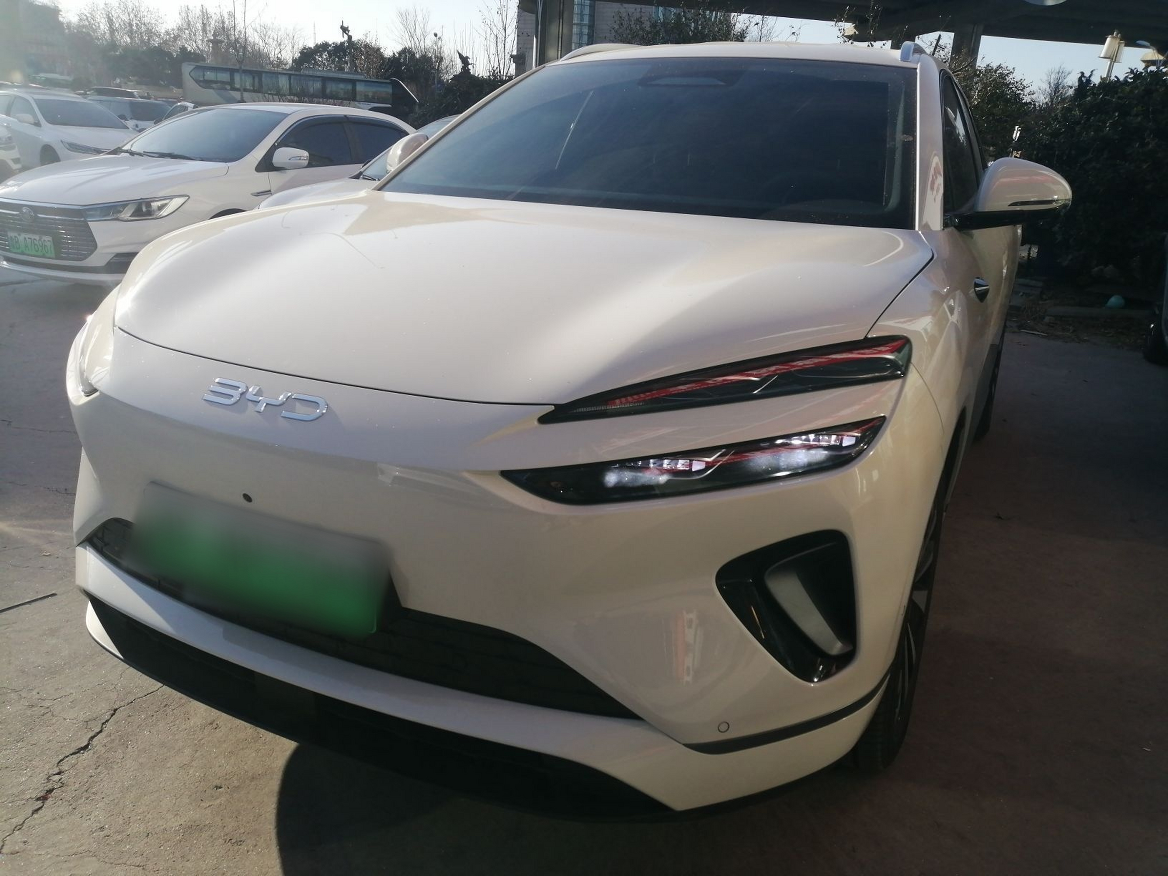 Под передней частью автомобиля