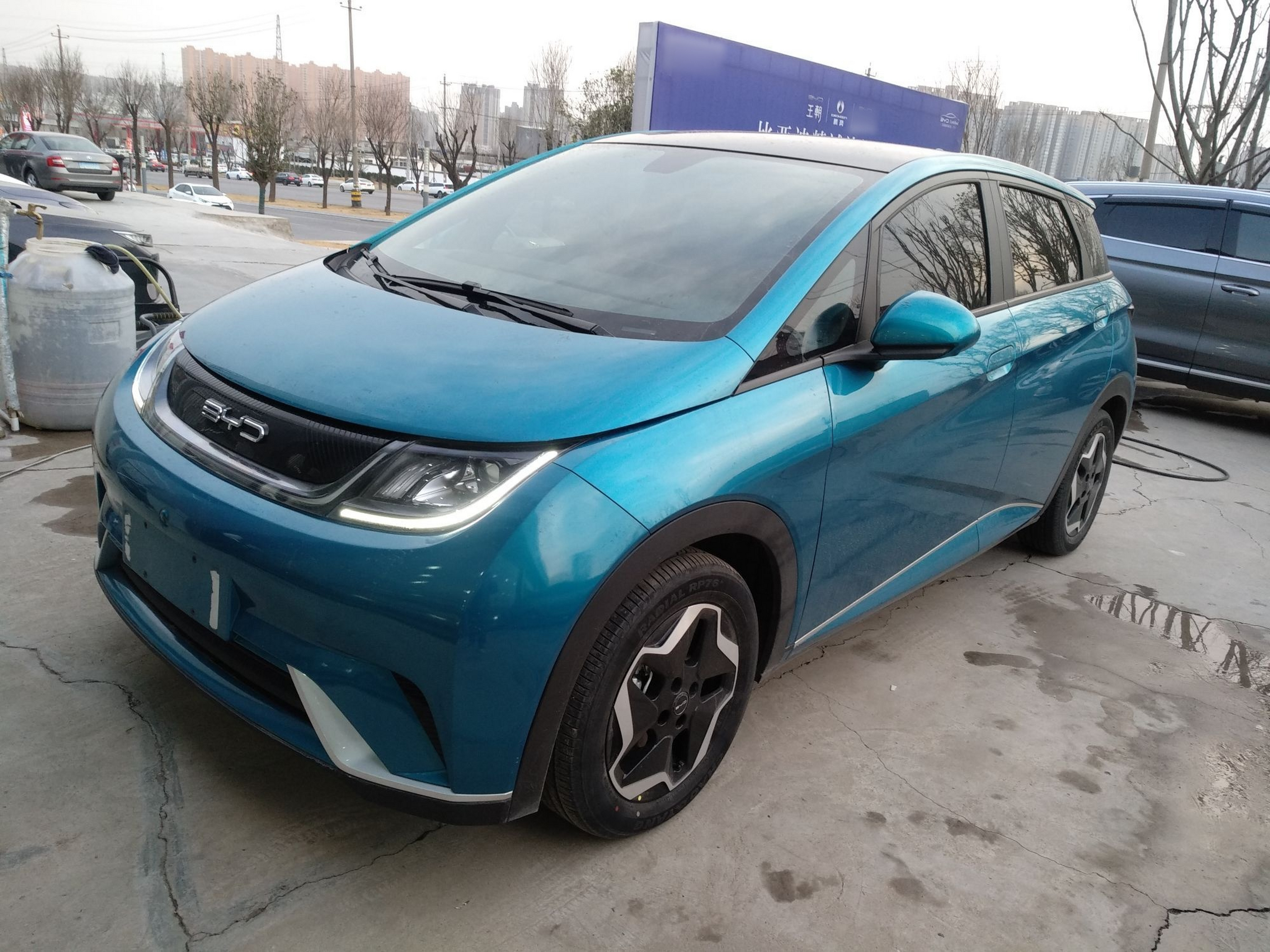 Под передней частью автомобиля