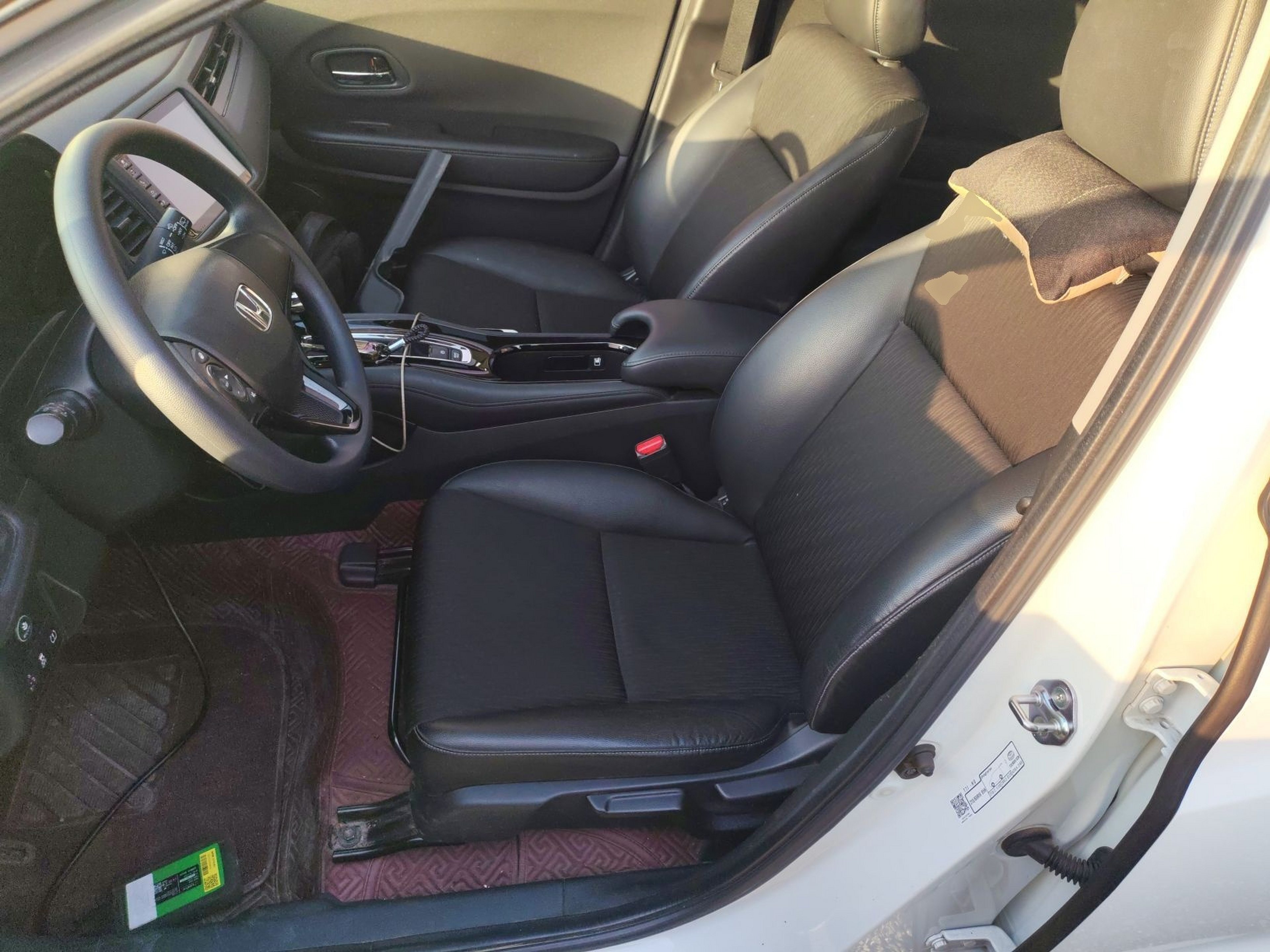 المقاعد الأمامية داخل السيارة