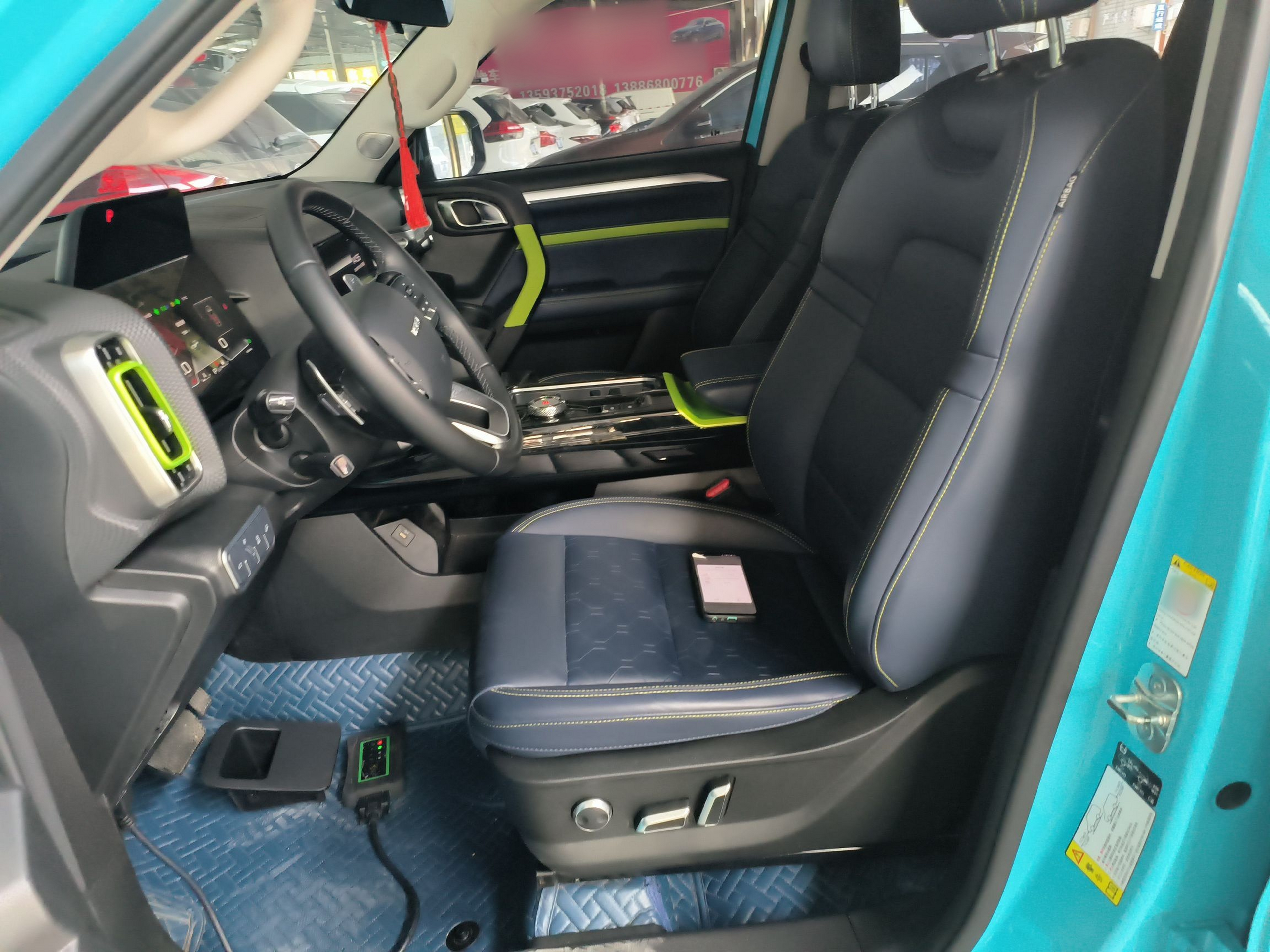 المقاعد الأمامية داخل السيارة