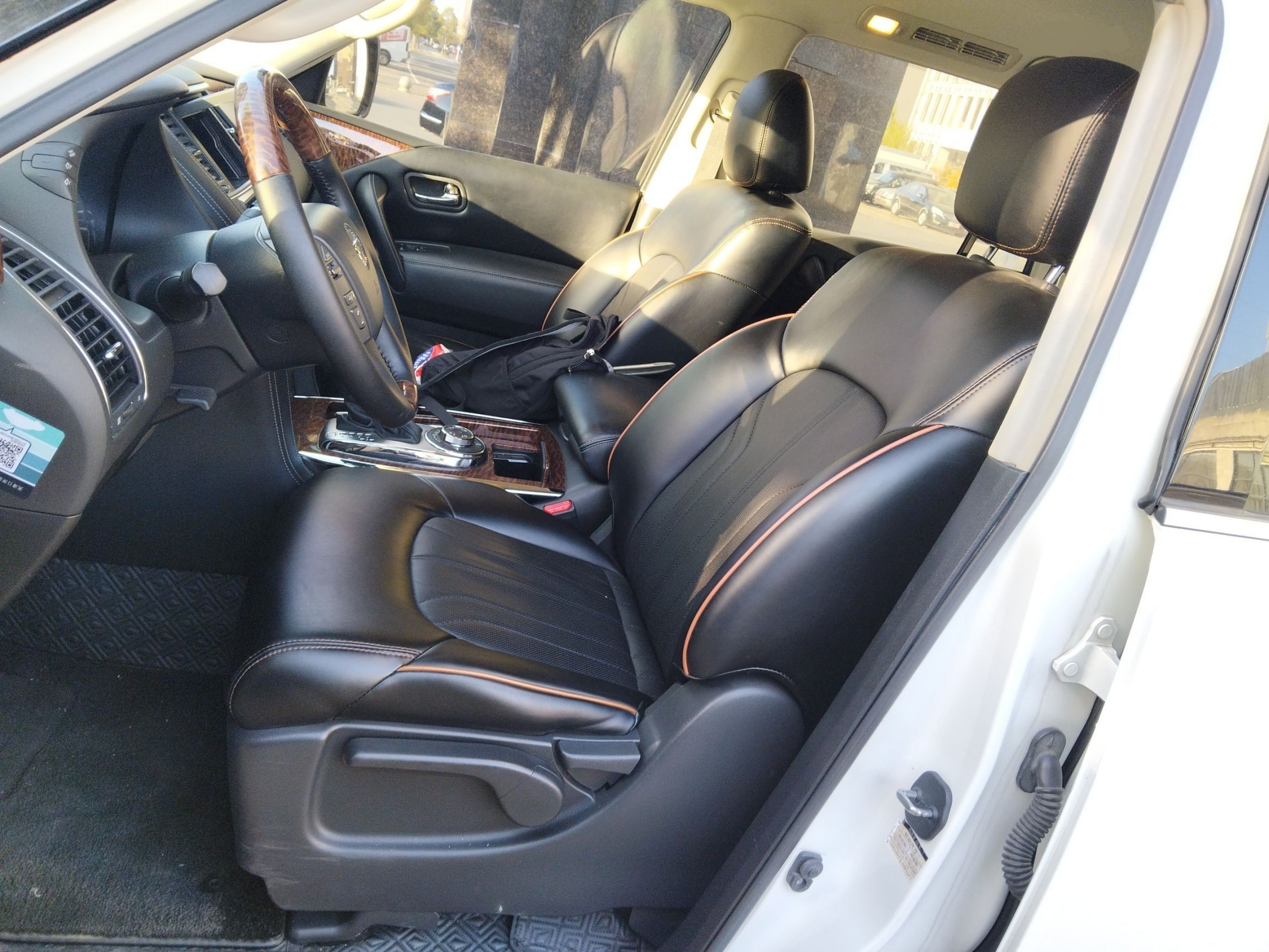 المقاعد الأمامية داخل السيارة