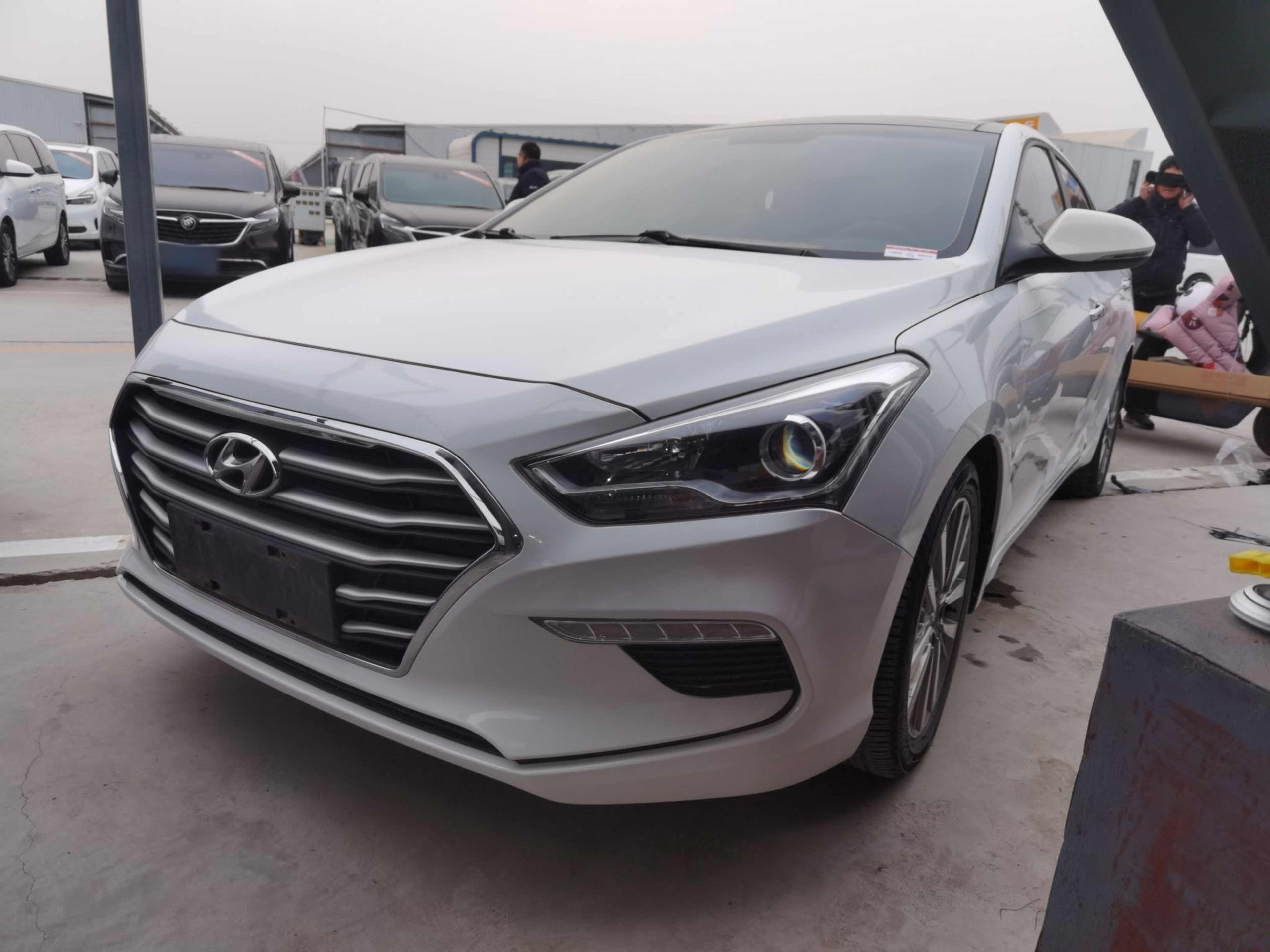 تحت مقدمة السيارة