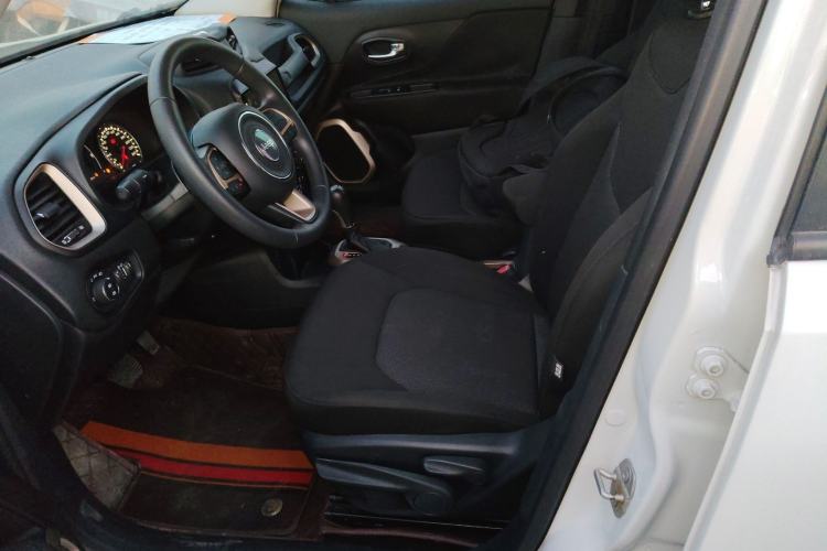 Used  Renegade 2018 Connected Large Screen Version 180T Automatic Kinetic Edition+
