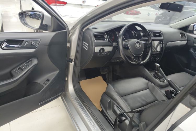 Used Volkswagen Sagitar 2015 1.6L Automatic Comfort Model
