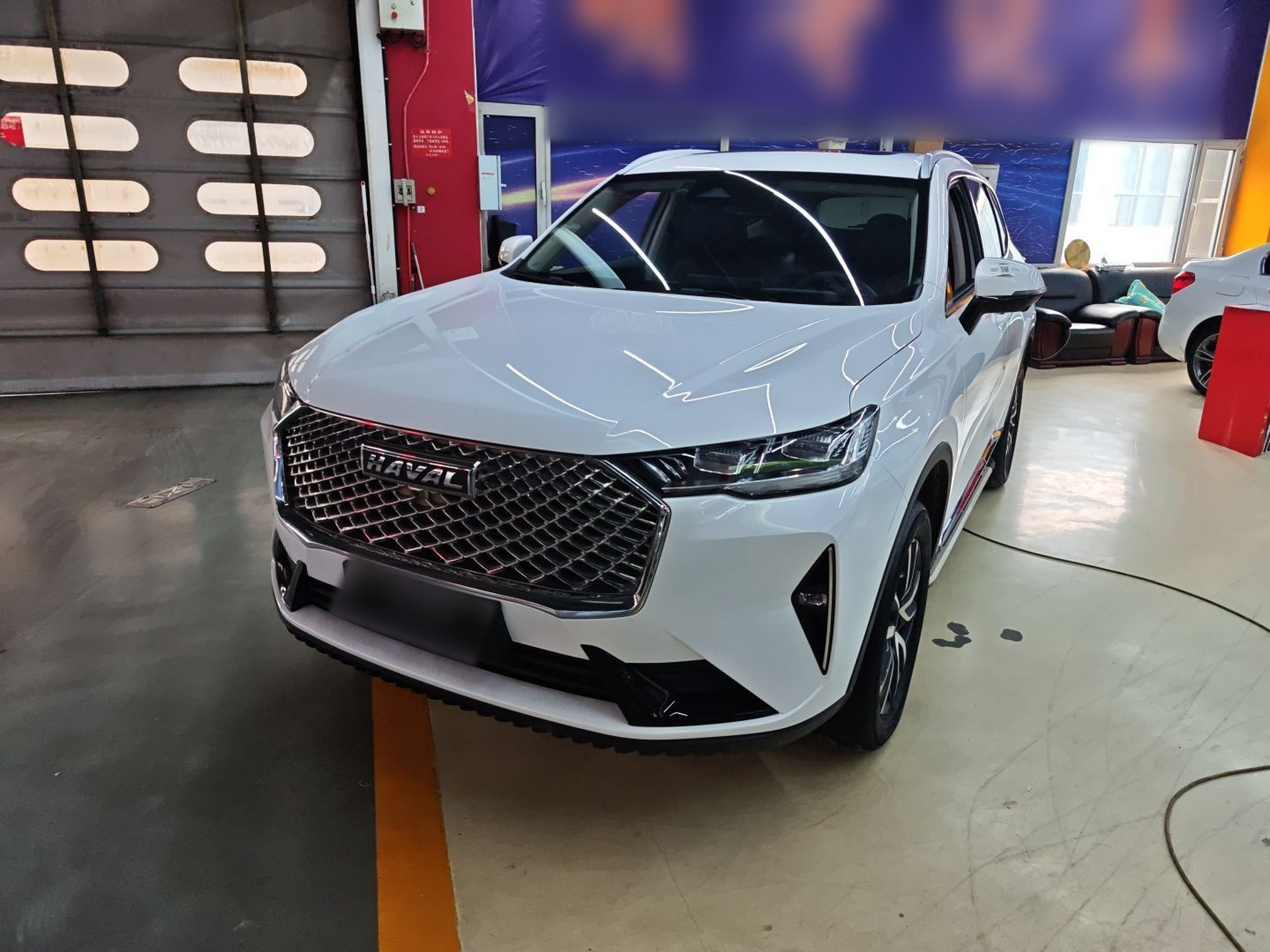 Под передней частью автомобиля