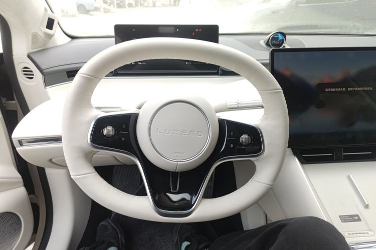 Used Hima Luxeed S7 2025 855 km Max
