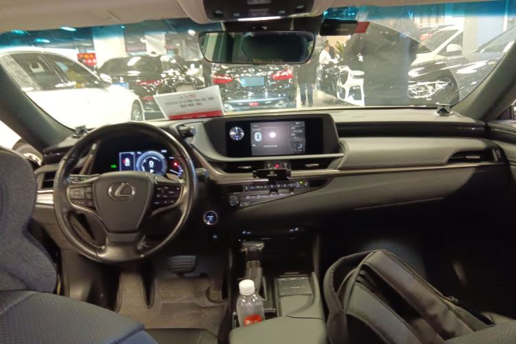 Used Lexus ES 2020 300h Premier Edition
