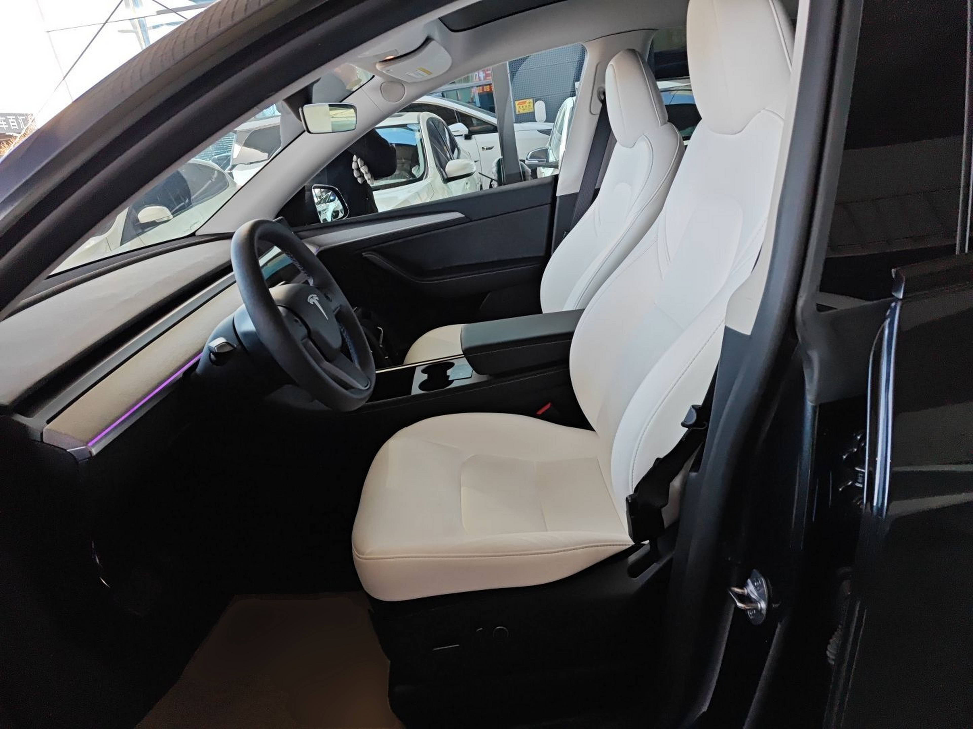 Переднее сиденье в автомобиле