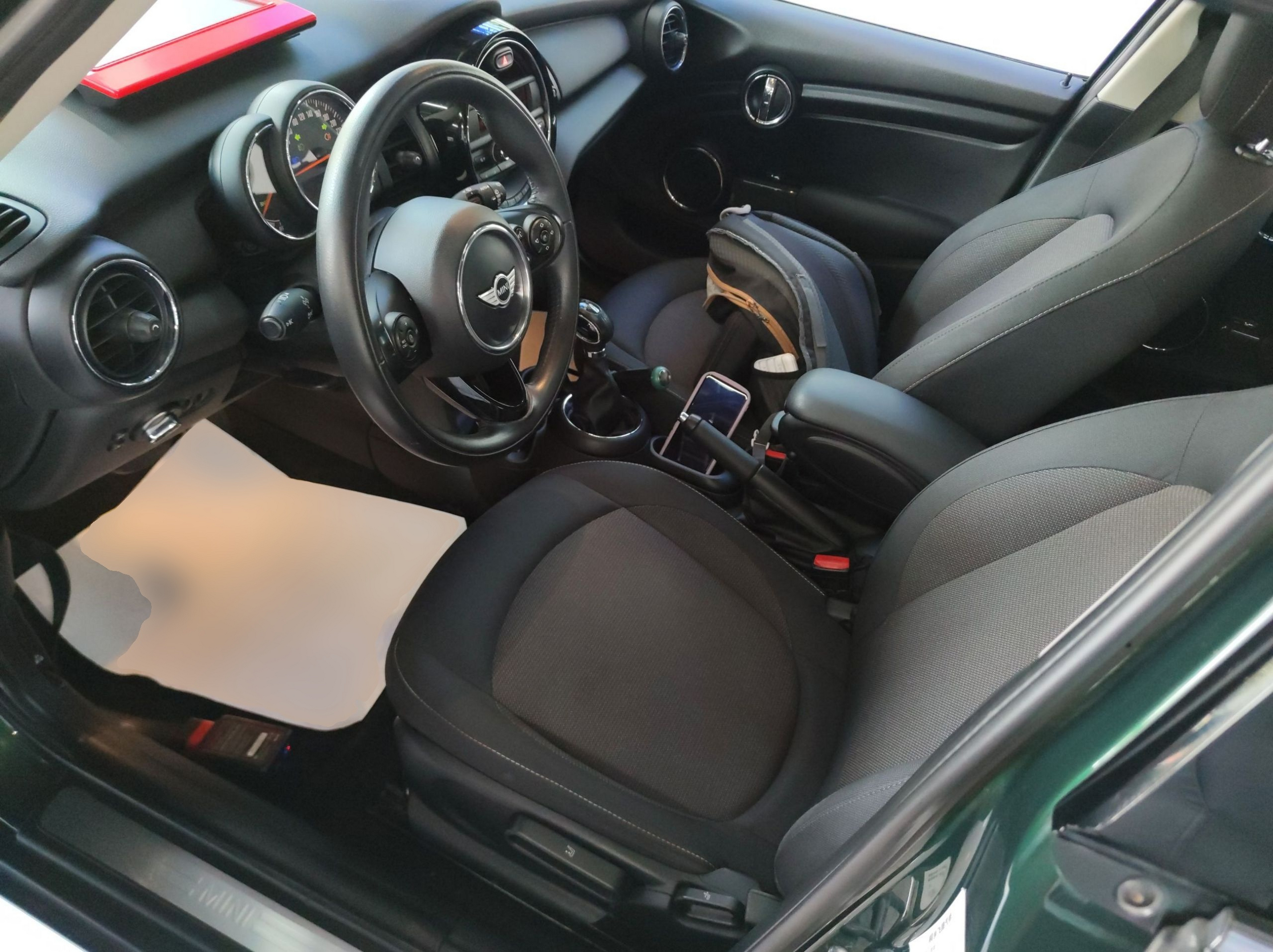 Переднее сиденье в автомобиле