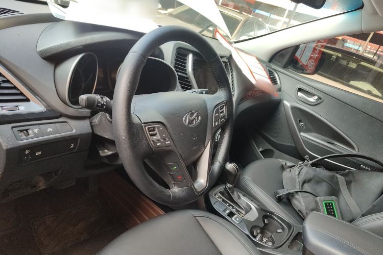 Used Hyundai Santa Fe 2013 2.4L Automatic 4x4 Smart Version
