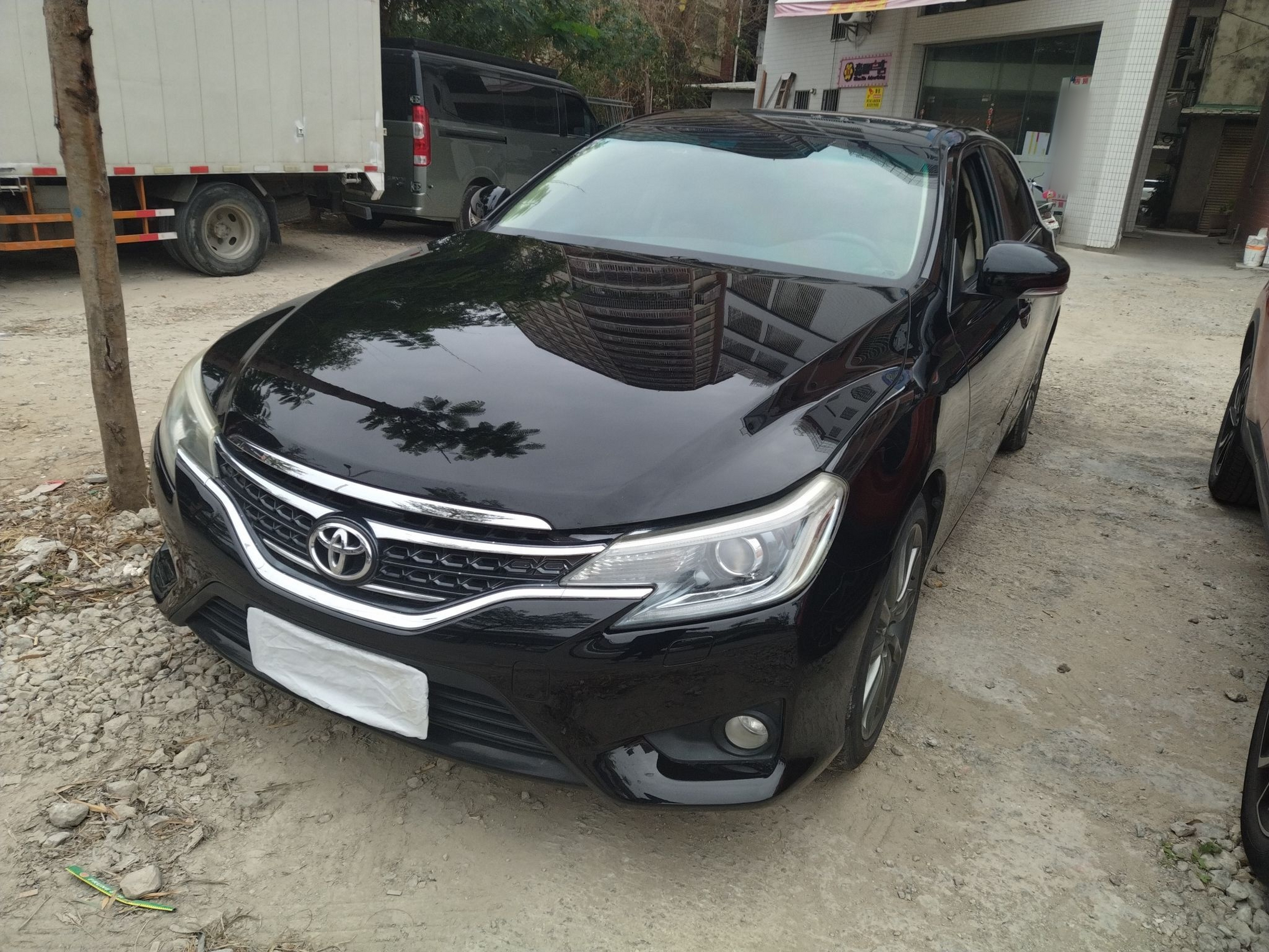 تحت مقدمة السيارة