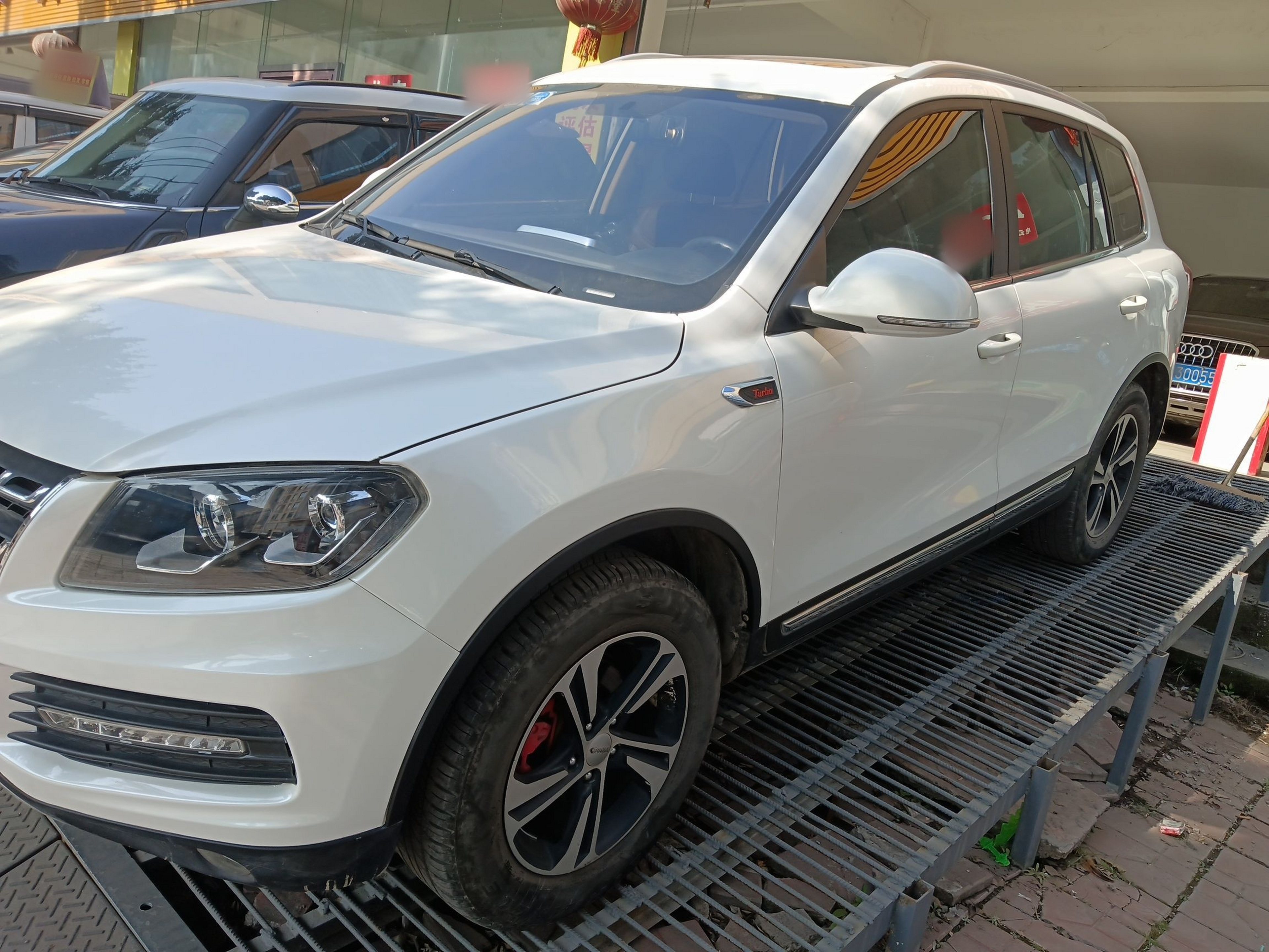 Под передней частью автомобиля