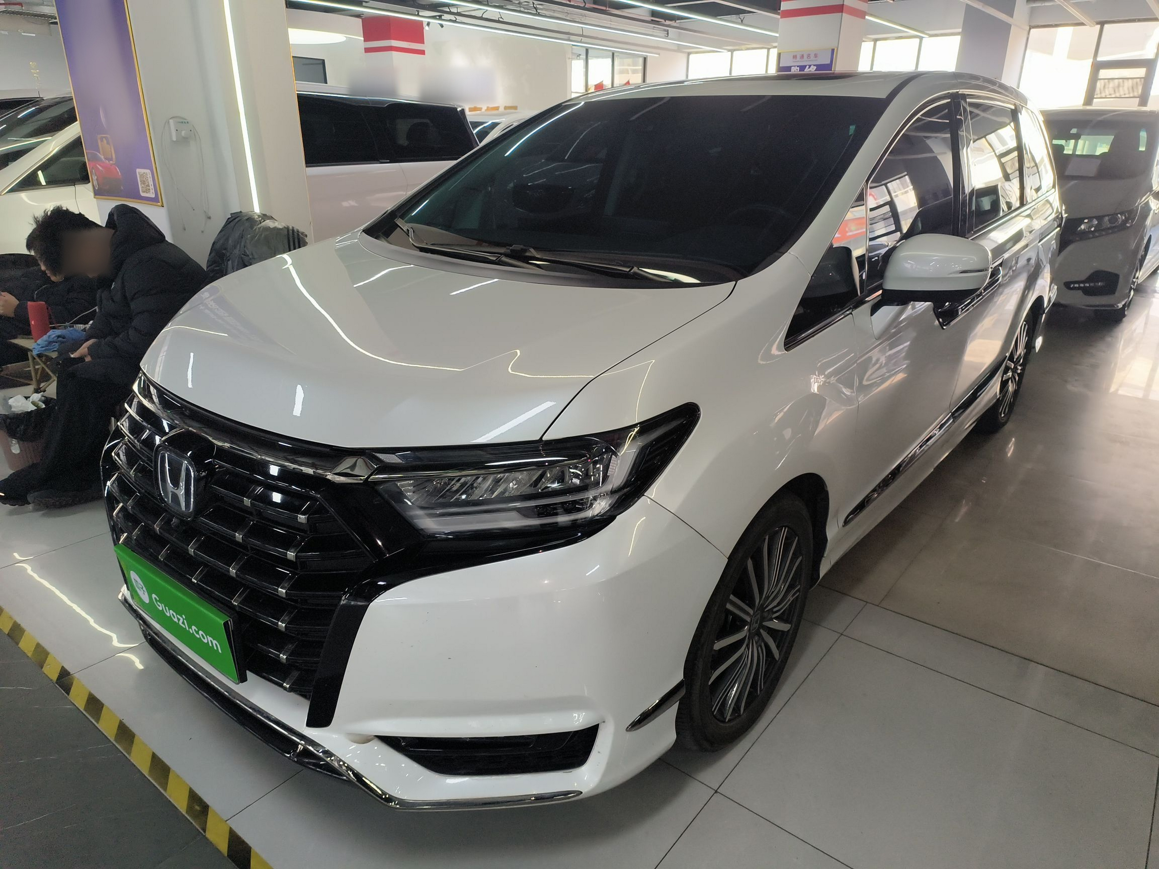 تحت مقدمة السيارة