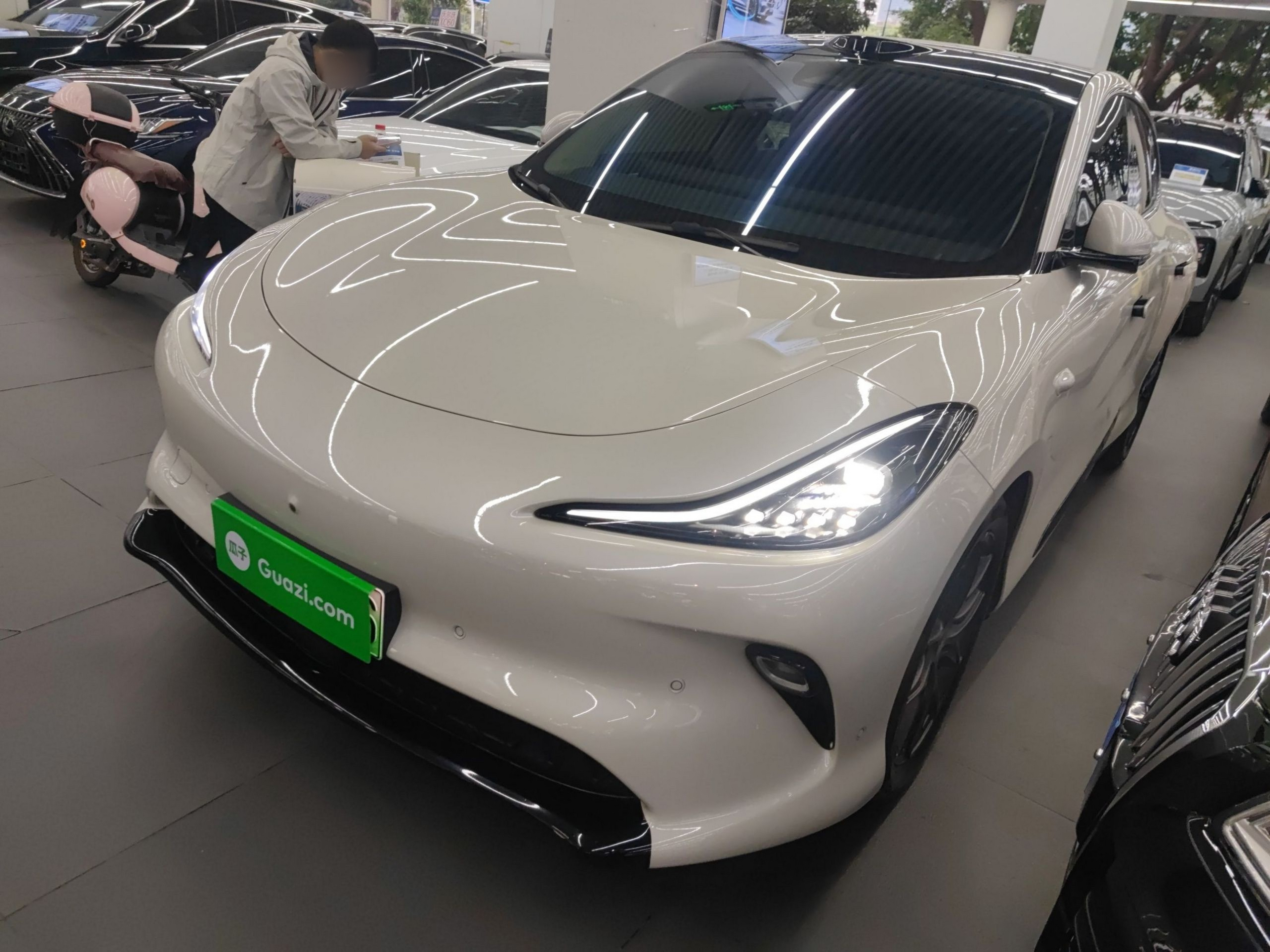 Под передней частью автомобиля