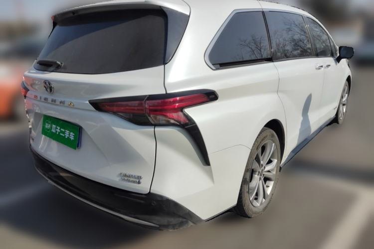 Used Toyota Sienna 2023 2.5L Hybrid Deluxe Edition