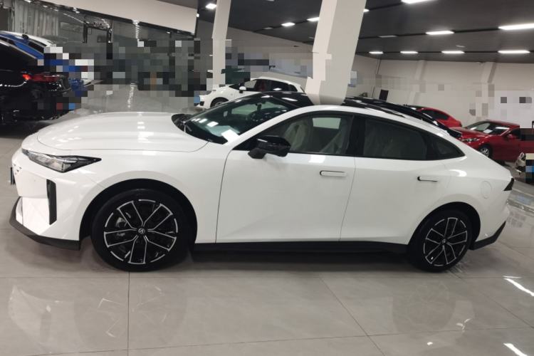 Used Changan UNI-V iDD 2024 Blue Whale Smart Electric iDD 136km Luxury Model
