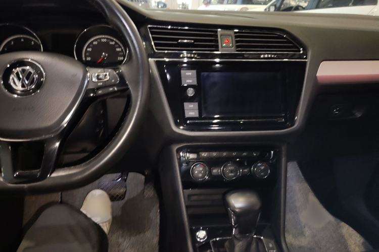 Used Volkswagen Tiguan L 2019 330TSI Automatic Two-Wheel Drive Smart Luxury Version China VI Standard
