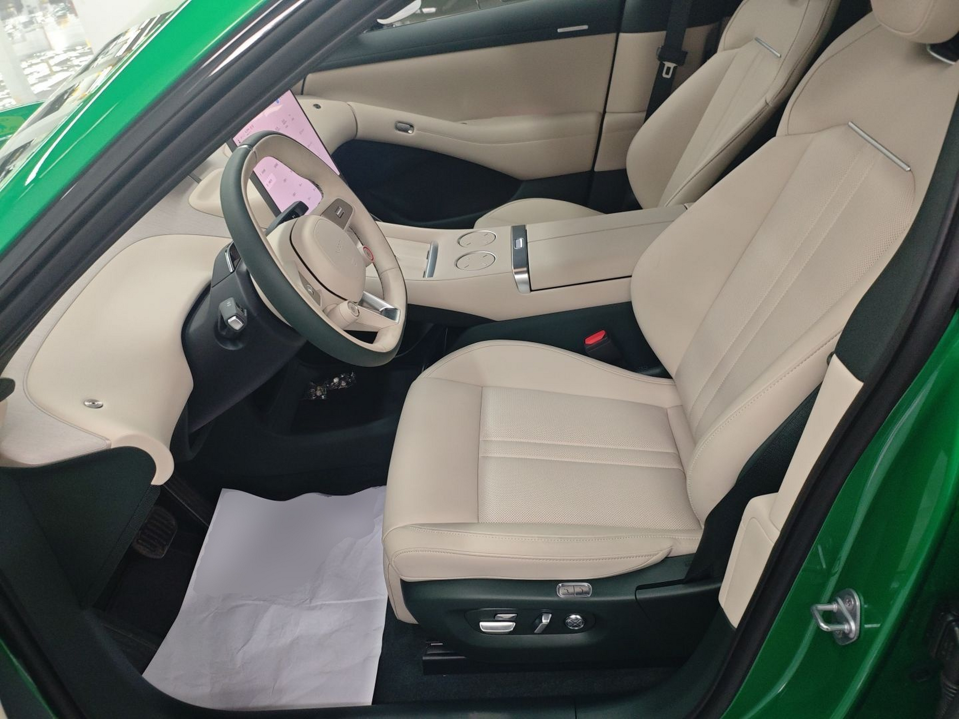 Переднее сиденье в автомобиле