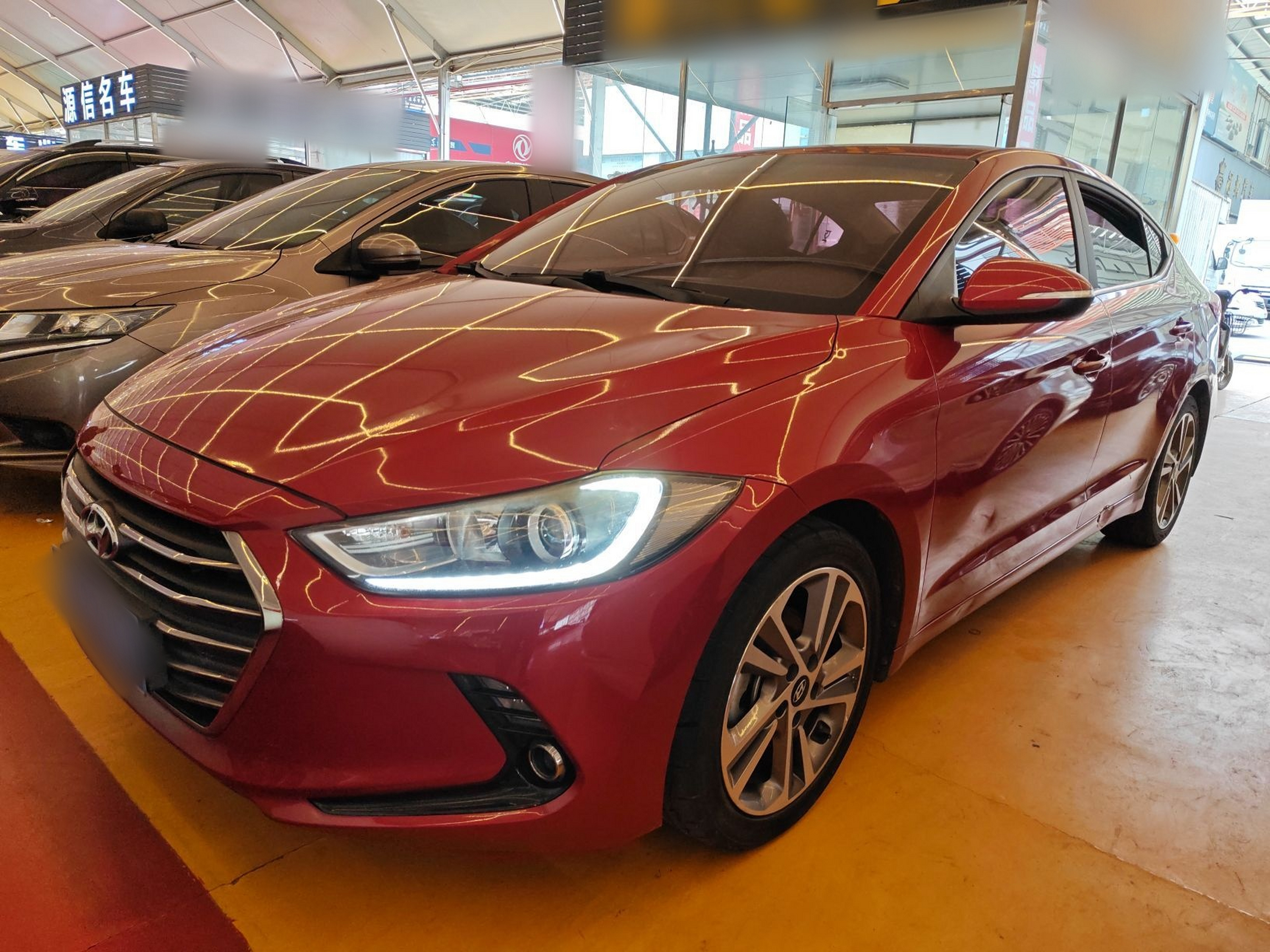 Под передней частью автомобиля