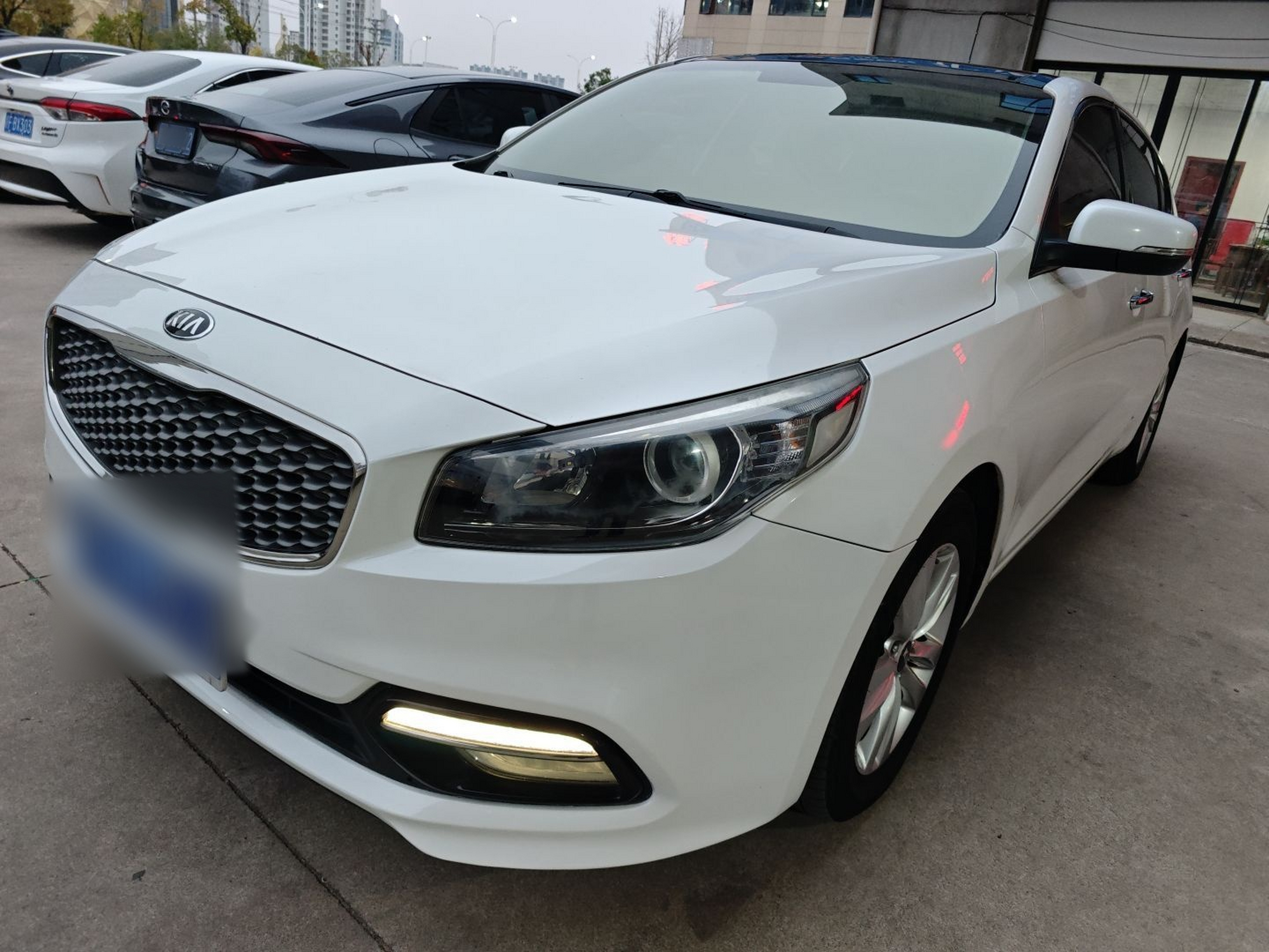 تحت مقدمة السيارة