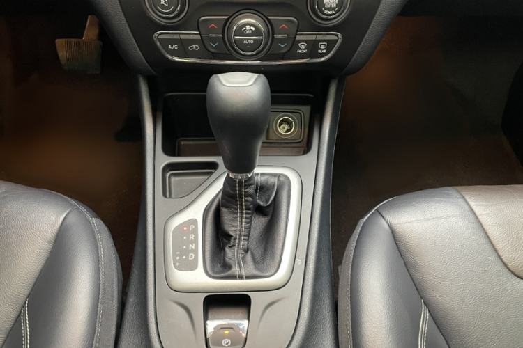 Used  Cherokee 2020 2.0L Two-Wheel Drive Classic Sports Edition