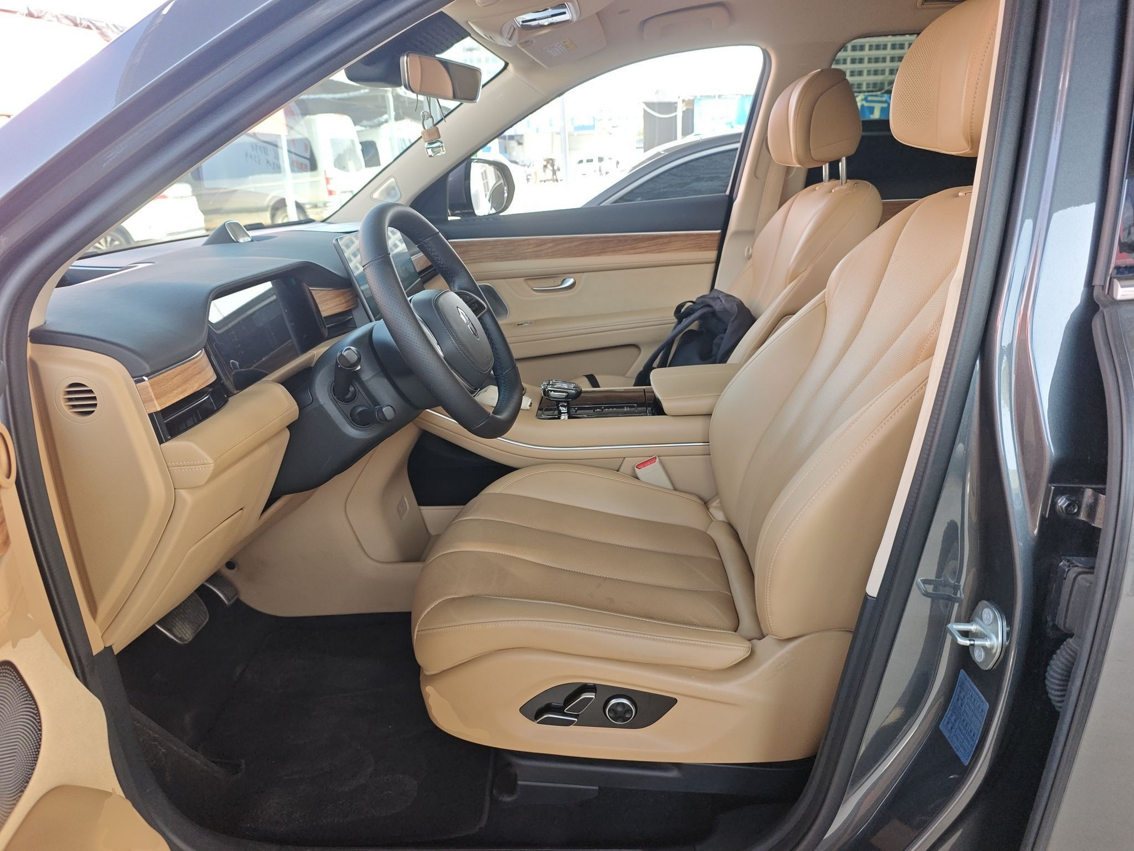 Переднее сиденье в автомобиле