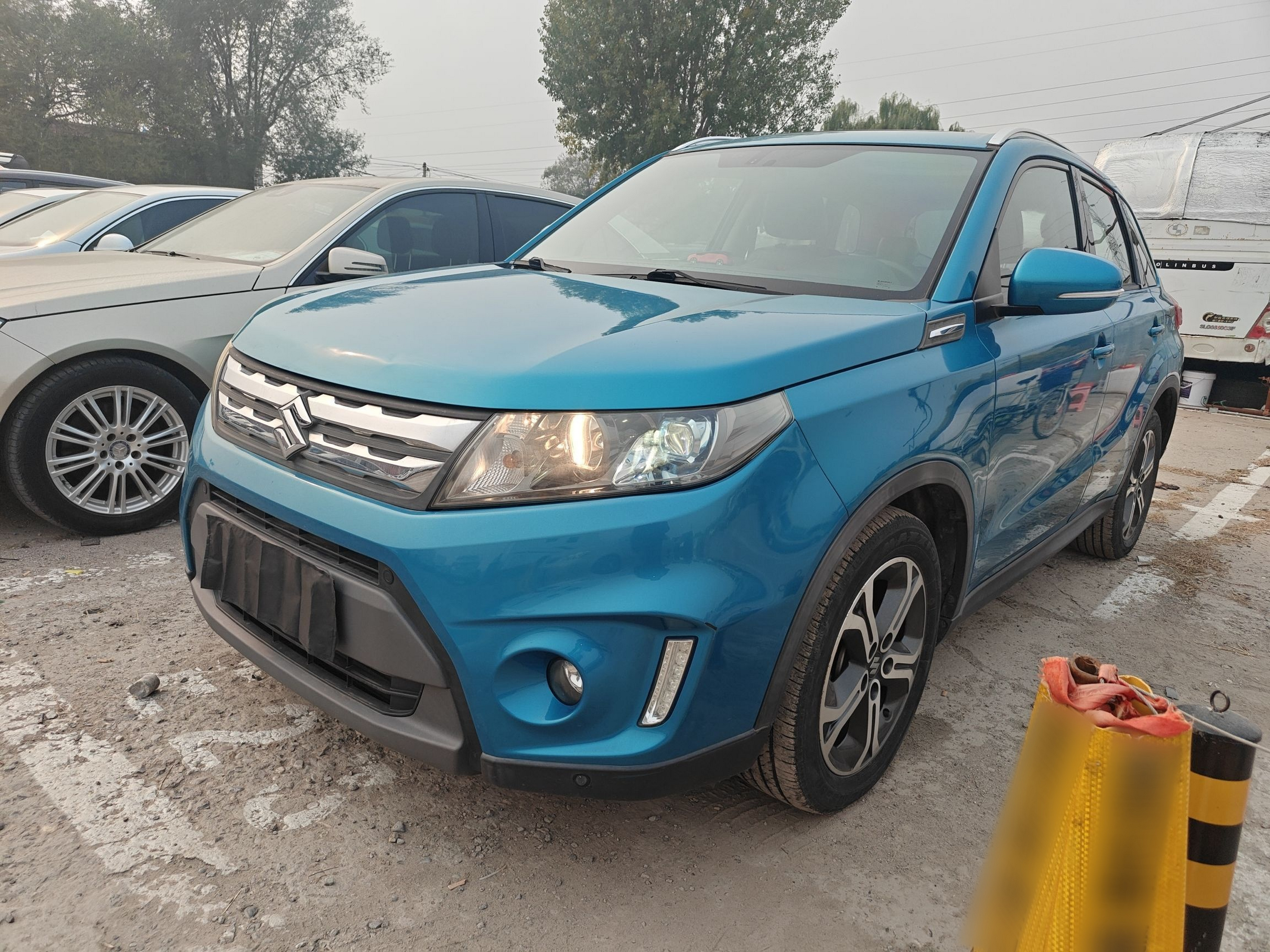 Под передней частью автомобиля