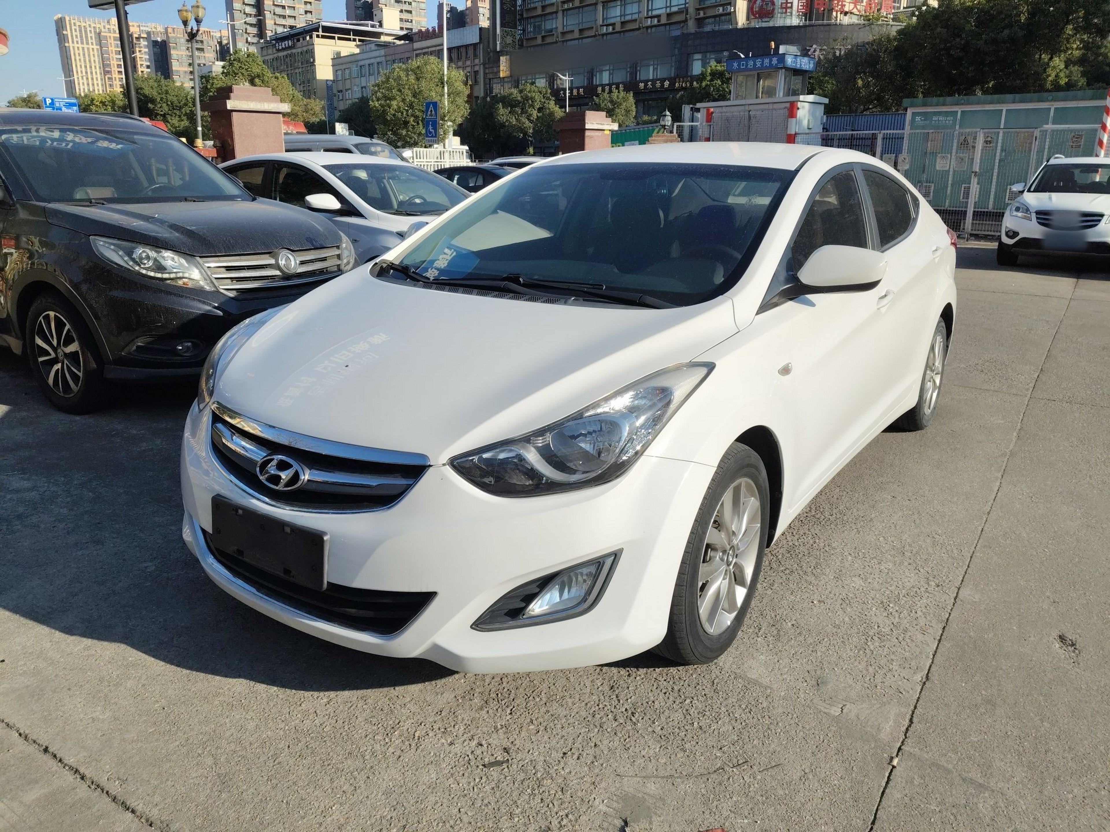 Под передней частью автомобиля