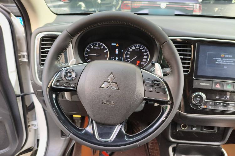 Used Mitsubishi Outlander 2019 2.4L 4x4 Zhi Xiang Edition 7 Seats China V Emission Standard
