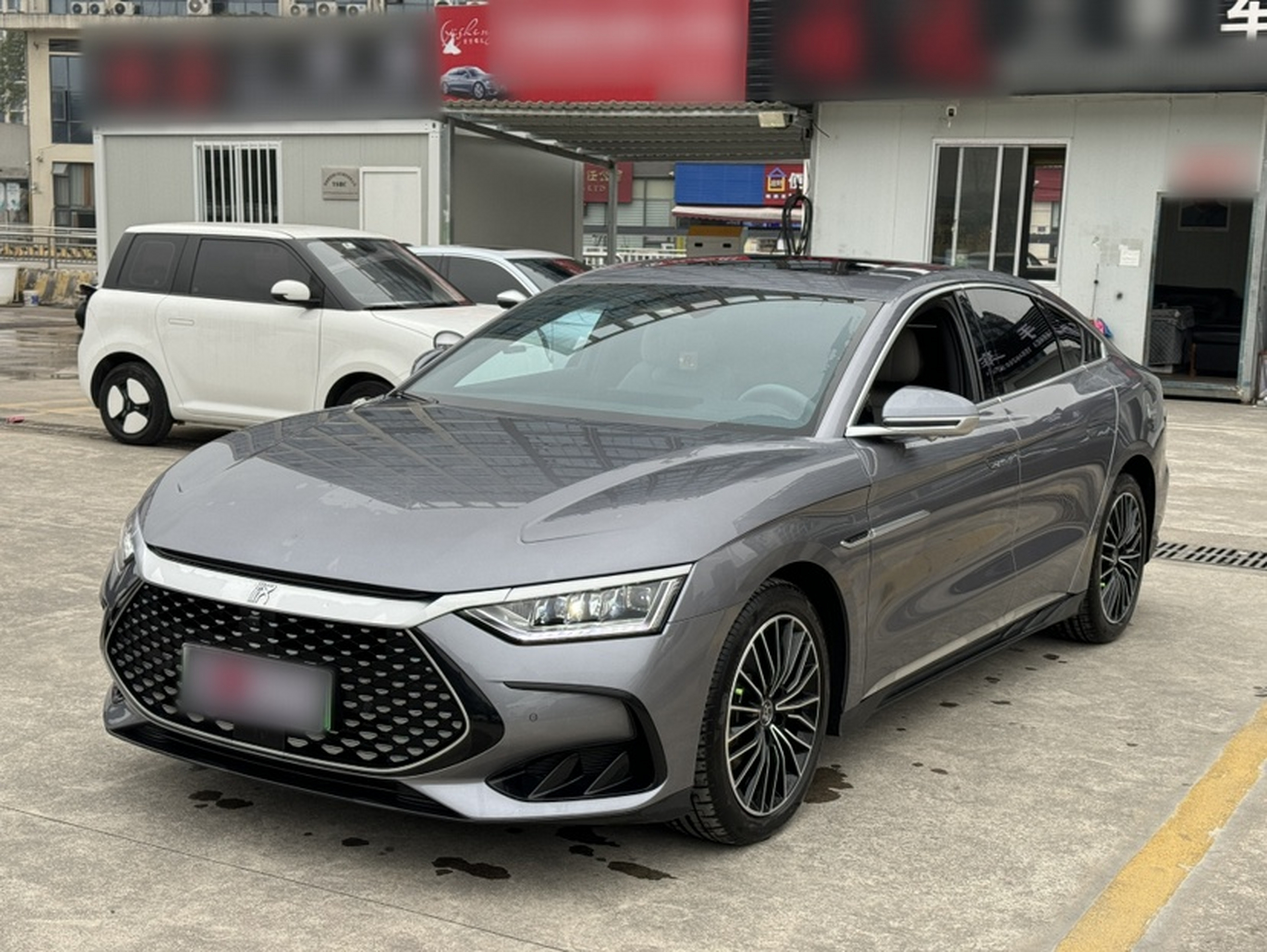 تحت مقدمة السيارة