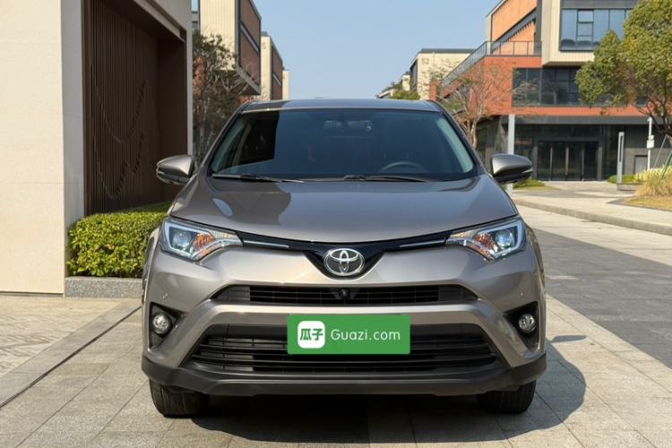 Used Toyota RAV4 2016 2.0L CVT Two-Wheel Drive Fashion Edition China V Standard
