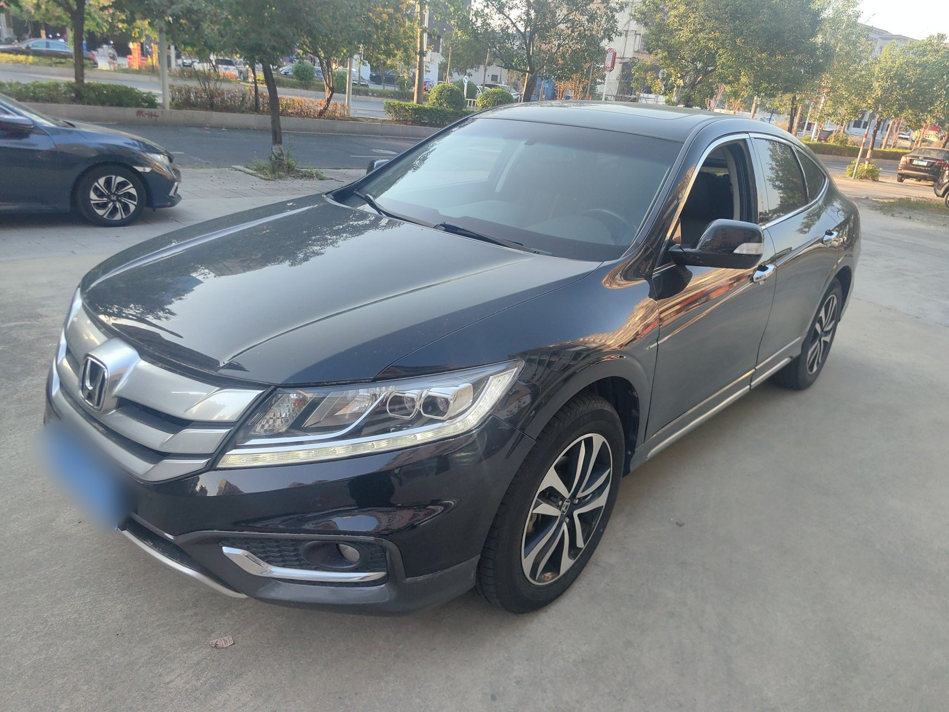 Под передней частью автомобиля