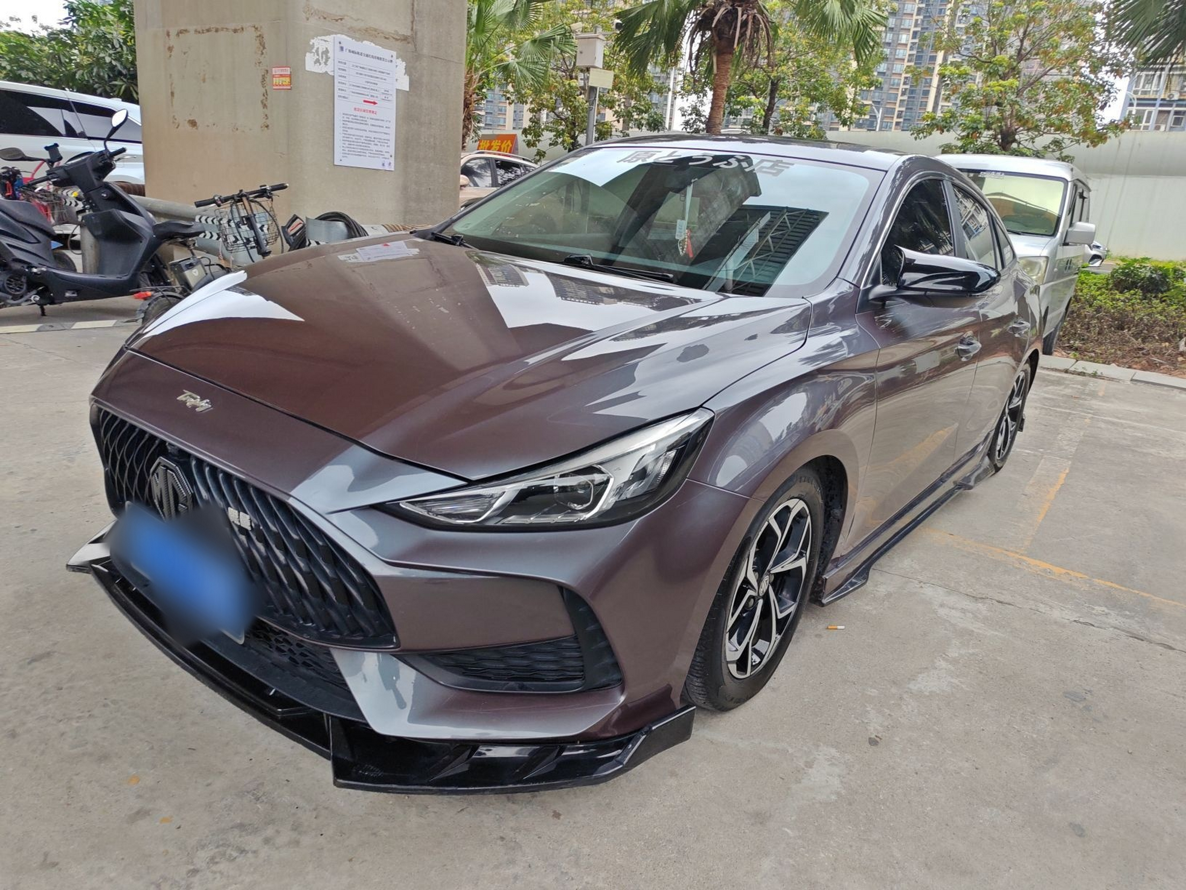 Под передней частью автомобиля