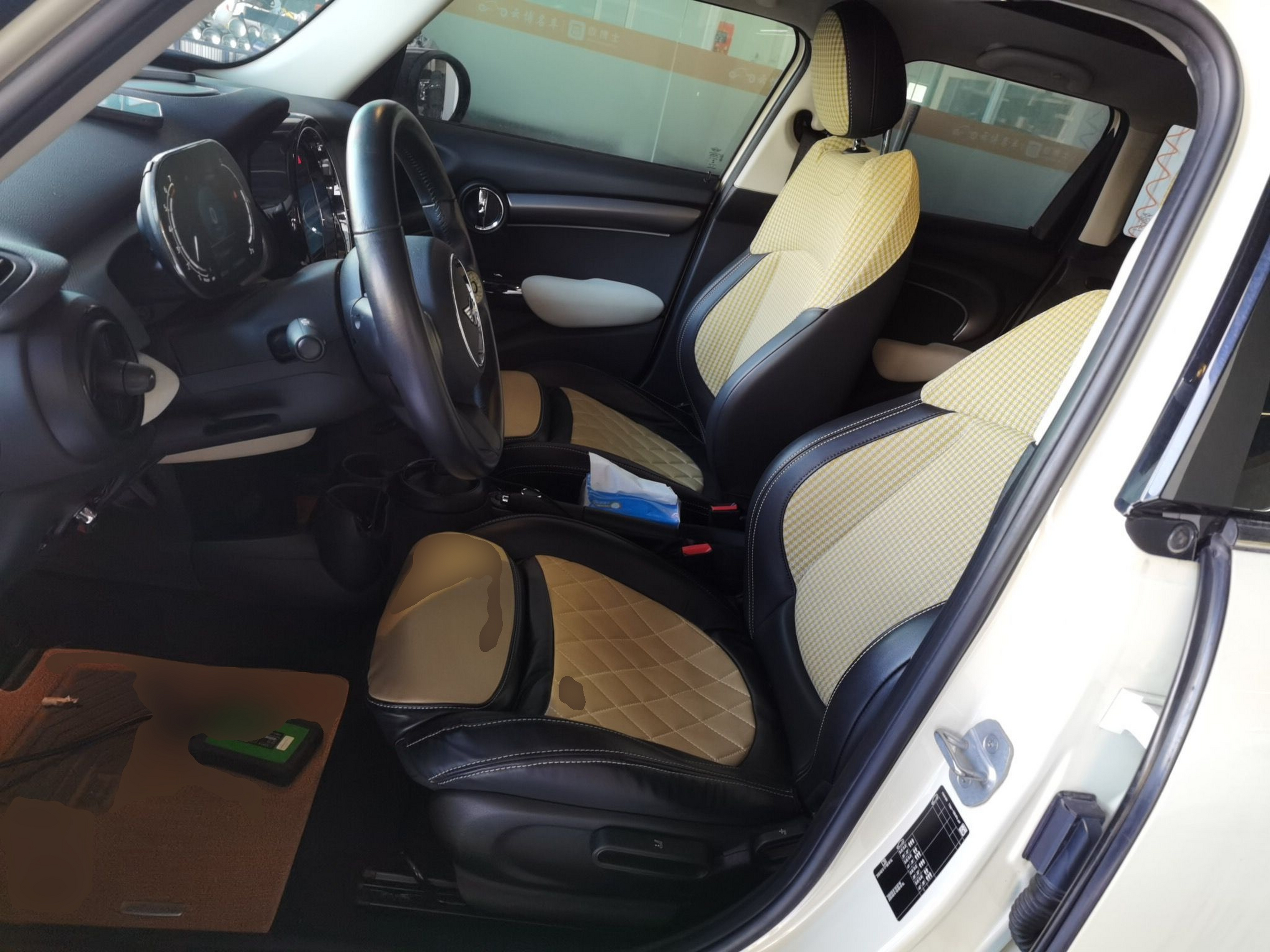 المقاعد الأمامية داخل السيارة