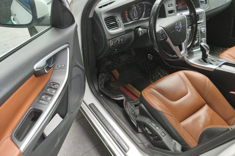 Used Volvo V60 2015 T5 Zhiya Edition

