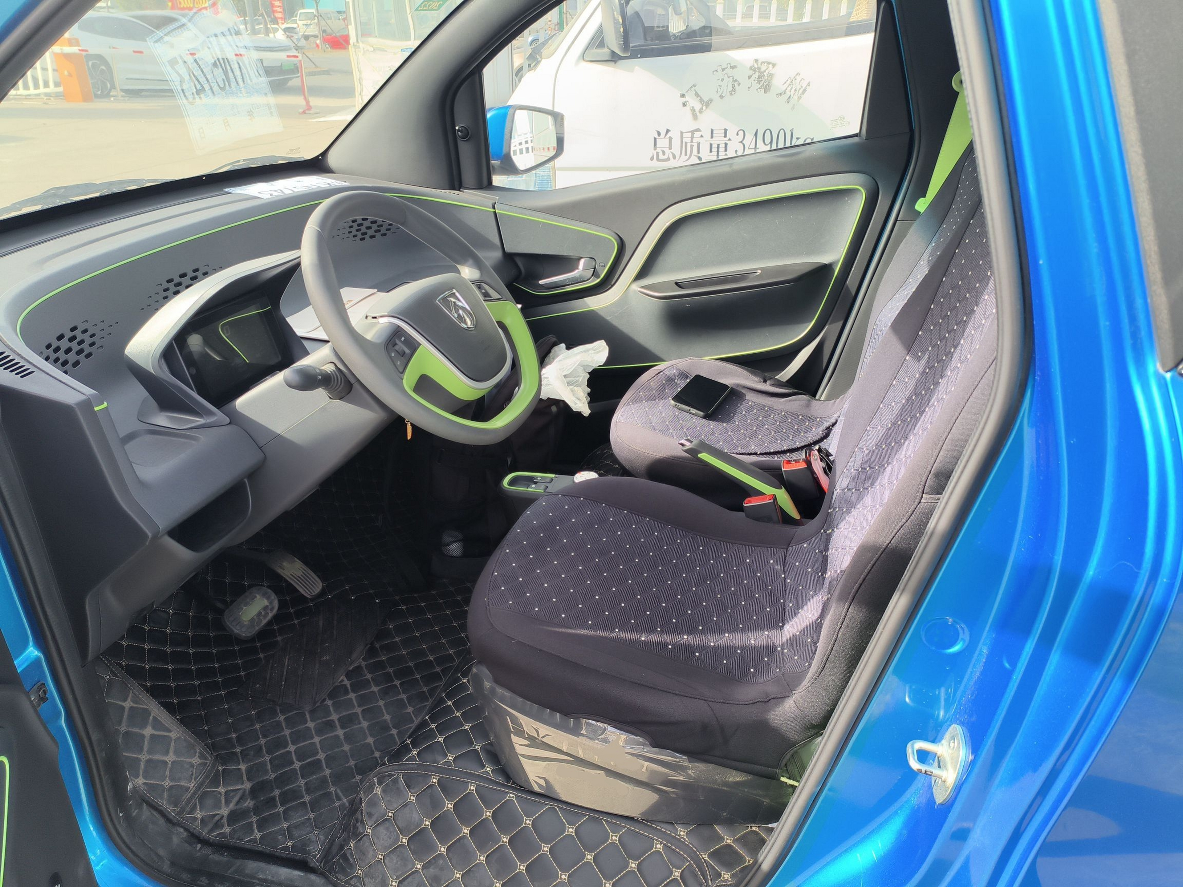 المقاعد الأمامية داخل السيارة