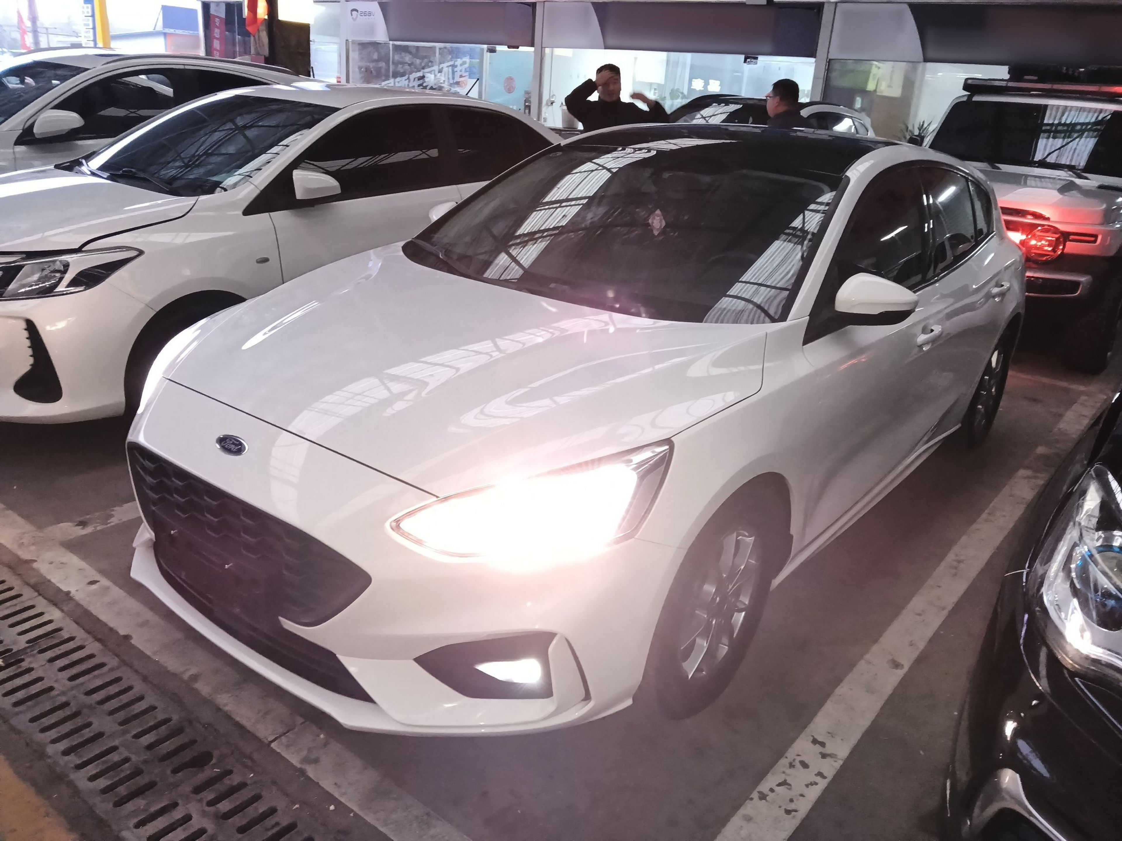 Под передней частью автомобиля