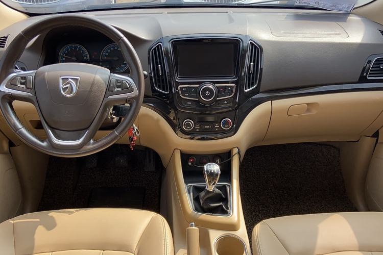 Used Baojun 730 2015 1.8L Manual Luxury Navigation ESP Version 7-seater
